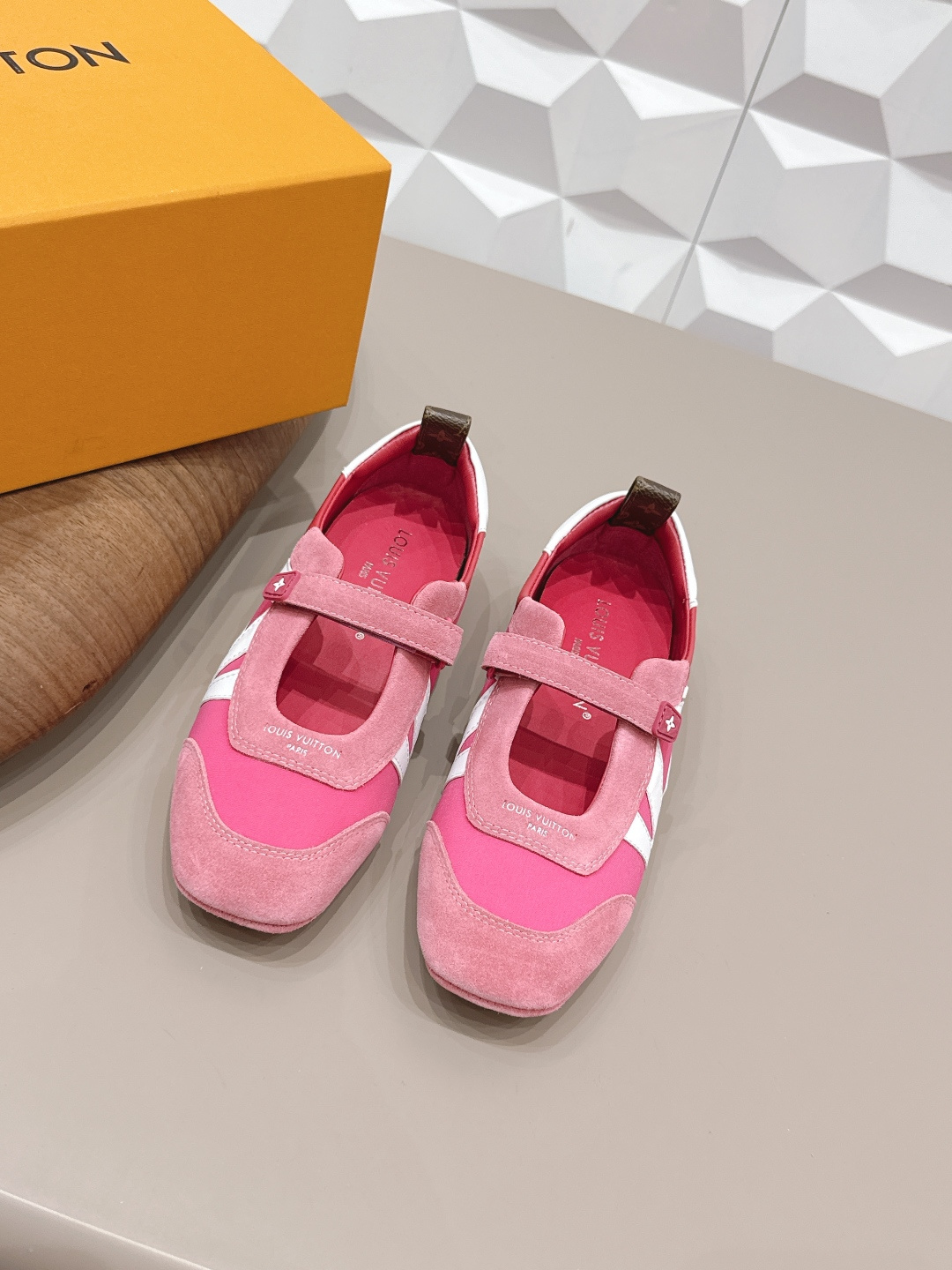 NO:758814,: 'Top Exclusive Premiere' LV26vs early spring explosive sneakers, newly upgraded and stylish... This Footprint Soccer sneaker was unveiled in the 2026 spring and summer series fashion show. It is the first sneaker designed by Pharrell Williams inspired by football shoes. The shoe is inspired by football that spans generations and cultures, echoing the theme of unity and universal participation in the 2025 spring and summer series fashion show. The shoe is famous for its smooth design, with a dynamic IV on the side. The Initials logo is embellished, the tongue is embellished with the Lvers United emblem inspired by the football team, and the rubber sole with the sole of the foot is decorated with multiple Louis Vuitton logos. Fabric: Original customized cowhide/cow leather/Lycra color matching process Lining: Original customized breathable mesh Foot pad: Original customized cowhide injection molding Outsole: Original open-molded TPU molded sole Packaging: Original new upgraded packaging Code number: 35-39 (40.41.42 customization is not returnable) Color: official website updated simultaneously, casual shoes/sports shoes, louis vuitton, louis vuitton, versace, sneakers, cowhide19860909: 《顶级独家首发》  LV26vs早春爆款球鞋,全新升级穿上就是时髦精… 这款 Footprint Soccer 运动鞋于2026春夏系列时装展中亮相,是Pharrell Williams 首次以足球鞋为灵感设计的运动鞋.鞋款的灵感来自跨越世代和文化的足球运动,呼应2025春夏系列时装展团结一致、全民参与的主题.鞋款以流丽的设计著称,侧面以富动感的IV Initials标志点缀,鞋舌缀有灵感来自足球队伍的Lvers United徽章,而脚掌纹橡胶鞋底饰有多款路易威登标志. 面料: 原版定制牛皮/牛猄/莱卡拼色工艺 内里: 原版定制透气网 垫脚: 原版定制牛皮注塑成型 大底: 原版开模TPU成型底 包装: 原版全新升级包装 码数: 35-39（40.41.42定制不退换） 颜色:官网同步更新,休闲鞋/运动鞋,louis vuitton,louis vuitton,versace,sneakers,cowhide,Women's Shoes