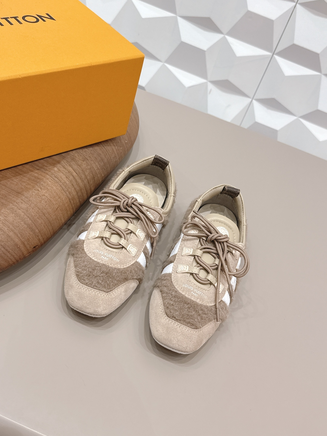 NO:758806,: 'Top Exclusive Premiere' LV26vs early spring explosive sneakers, newly upgraded and stylish... This Footprint Soccer sneaker was unveiled in the 2026 spring and summer series fashion show. It is the first sneaker designed by Pharrell Williams inspired by football shoes. The shoe is inspired by football that spans generations and cultures, echoing the theme of unity and universal participation in the 2025 spring and summer series fashion show. The shoe is famous for its smooth design, with a dynamic IV on the side. The Initials logo is embellished, the tongue is embellished with the Lvers United badge inspired by the football team, and the rubber sole with the sole of the foot is decorated with multiple Louis Vuitton logos. Fabric: Original custom cowhide/cow/wool color matching process Lining: Original custom breathable mesh Foot pad: Original custom cowhide injection molding Outsole: Original open-molded TPU molded sole Packaging: Original new upgraded packaging Code number: 35-39 (40.41.42 customization is not returnable) Color: official website updated simultaneously, casual shoes/sports shoes, louis vuitton, louis vuitton, versace, sneakers, cowhide19860909: 《顶级独家首发》  LV26vs早春爆款球鞋,全新升级穿上就是时髦精… 这款 Footprint Soccer 运动鞋于2026春夏系列时装展中亮相,是Pharrell Williams 首次以足球鞋为灵感设计的运动鞋.鞋款的灵感来自跨越世代和文化的足球运动,呼应2025春夏系列时装展团结一致、全民参与的主题.鞋款以流丽的设计著称,侧面以富动感的IV Initials标志点缀,鞋舌缀有灵感来自足球队伍的Lvers United徽章,而脚掌纹橡胶鞋底饰有多款路易威登标志. 面料: 原版定制牛皮/牛猄/织毛拼色工艺 内里: 原版定制透气网 垫脚: 原版定制牛皮注塑成型 大底: 原版开模TPU成型底 包装: 原版全新升级包装 码数: 35-39（40.41.42定制不退换） 颜色:官网同步更新,休闲鞋/运动鞋,louis vuitton,louis vuitton,versace,sneakers,cowhide,Women's Shoes