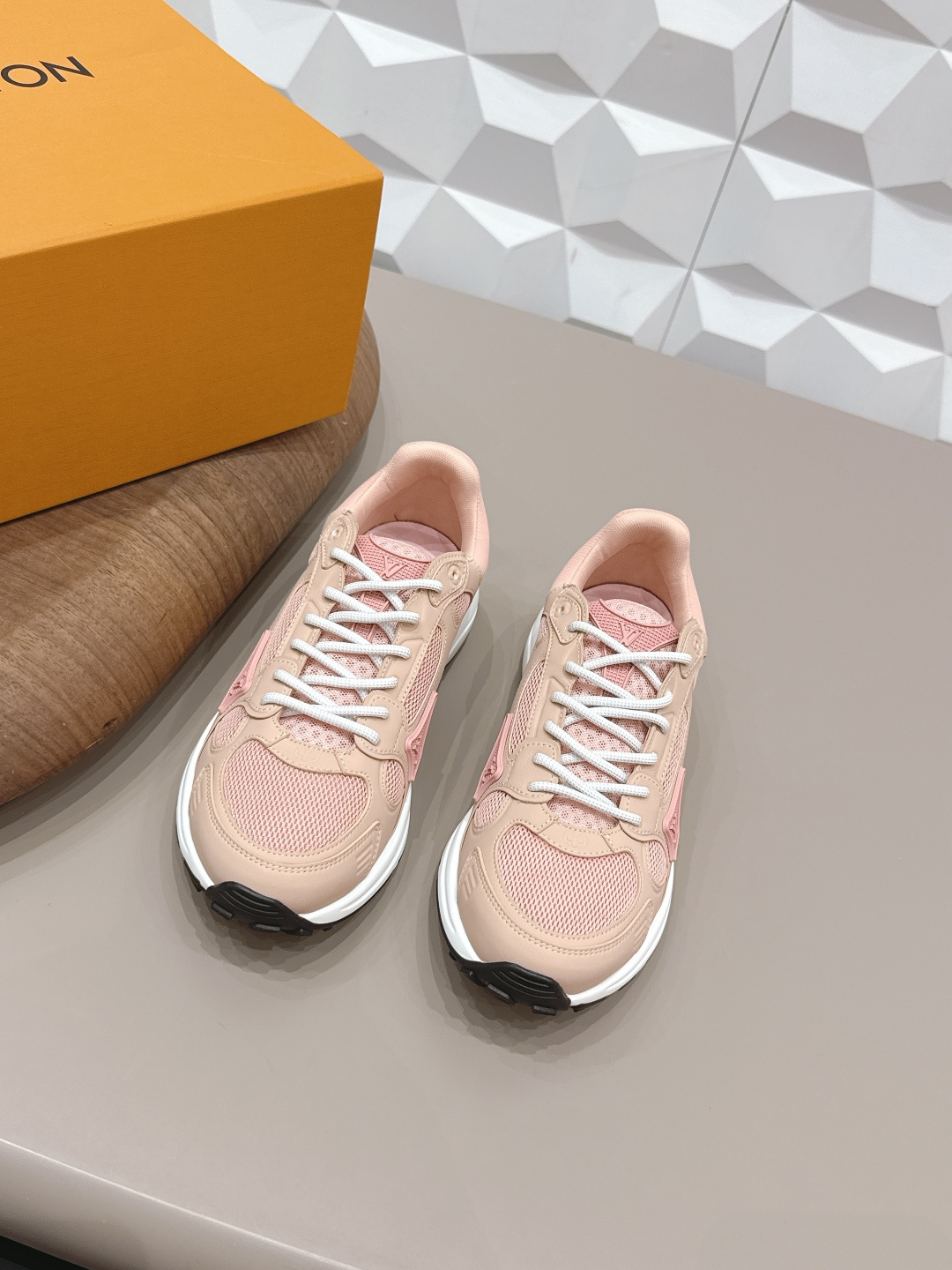 NO:758798,Women's 'Top Exclusive First Release' [Women's Color Blocked Casual Shoes] LV 26's early spring new color debut is really a new king. Sisters, it looks so good on your feet. Buy the original version at the counter and develop it one to one. All details, materials, and quality are the same as those at the counter, and you will get the latest luxury packaging... Fabric: Original customized cowhide/technical cloth color matching process. Lining: Original customized breathable mesh. Foot: Original customized fabric injection molding. Outsole:  Original molded TPU molded bottom Packaging: Original upgraded full set of packaging Number of yards: 35-39 (40. Customization is not returnable) Color: Official website updated simultaneously, casual shoes/sports shoes, louis vuitton, sneakers, cowhide19860909女款《顶级独家首发》【女士拼色休闲鞋】 LV 26早春新色首发真的又是新一款王炸新款,姐妹们,上脚太好看啦专柜购买原版一比一开发,所有细节,材料,品质,跟专柜无区别,再送豪华最新大包装…… 面料: 原版定制牛皮/科技布拼色工艺 内里: 原版定制透气网布 垫脚: 原版定制布料注塑成型 大底: 原版开模TPU成型底 包装: 原版升级全套包装 码数: 35-39（40.定制不退换） 颜色:官网同步更新,休闲鞋/运动鞋,louis vuitton,sneakers,cowhide,Women's Shoes