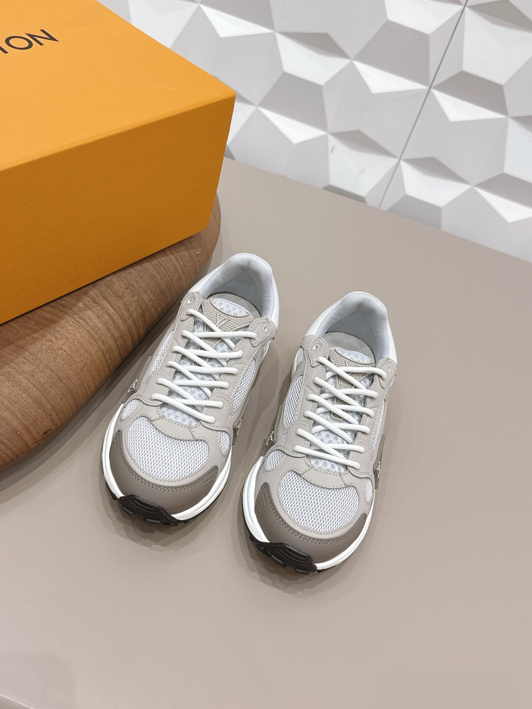 NO:758790,Men's 'Top Exclusive First Release' [Men's Color Blocked Casual Shoes] LV 26's early spring new color debut is really a new style, sisters, it looks so good on your feet. Purchase the original version at the counter and develop it one to one. All details, materials, and quality are the same as those at the counter, and you will get the latest luxurious packaging... Fabric: Original customized cowhide/technical cloth color matching process. Lining: Original customized breathable mesh. Foot: Original customized fabric injection molding. Outsole:  Original molded TPU molded sole Packaging: Original upgraded full set of packaging Code number: 40-44 (45. Customization is not returnable) Color: Official website updated simultaneously, casual shoes/sports shoes, louis vuitton, sneakers, cowhide19860909男款《顶级独家首发》【男士拼色休闲鞋】 LV 26早春新色首发真的又是新一款王炸新款,姐妹们,上脚太好看啦专柜购买原版一比一开发,所有细节,材料,品质,跟专柜无区别,再送豪华最新大包装…… 面料: 原版定制牛皮/科技布拼色工艺 内里: 原版定制透气网布 垫脚: 原版定制布料注塑成型 大底: 原版开模TPU成型底 包装: 原版升级全套包装 码数: 40-44（45.定制不退换） 颜色:官网同步更新,休闲鞋/运动鞋,louis vuitton,sneakers,cowhide,Women's Shoes