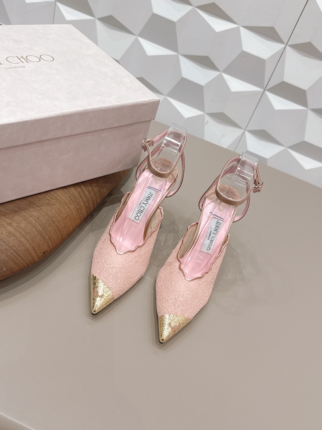 NO:758782,'Exclusive top version' JimmyChoo ~ 26vs early spring latest fashion hot sandal series... [Pointed lace high-heeled sandals] The original top replica, ultra-high quality, fashionable and classy ~ The exclusive first release of the new product, which will definitely make you unique. The overall line is super smooth, stretches the leg shape, the upper foot comfort is super good, the very creative design sense, the presentation is particularly high-end... The fabric is original custom silk cloth/custom lace, the lining is original custom sheepskin outsole, the original custom leather outsole  Heel 10cm, original package, full package, code number 35-39 (40.41. Customized, non-refundable), official color updates, high heels and sandals, jimmy choo, sandals, high heels, sheepskin, real silk, Leather soles19860909《独家顶级版本》 JimmyChoo～26vs早春最新时装爆款凉鞋系列…【尖头蕾丝高跟凉鞋】  原版顶级复刻,超高品质奉上时髦有范～ 新品独家首发,绝对让你独一无二 整体线条流畅感超强,拉伸腿型,上脚舒适度超级好,非常有创意的设计感,呈现特别高级…… 面料原版定制真丝布/定制蕾丝 内里原版定制羊皮 大底原版定制真皮大底 鞋跟10cm 包装原版全套包装 码数35-39（40.41.定制不退换） 颜色官方同步更新,高跟鞋凉鞋,jimmy choo,sandals,high heels,sheepskin,real silk,Leather soles,Women's Shoes