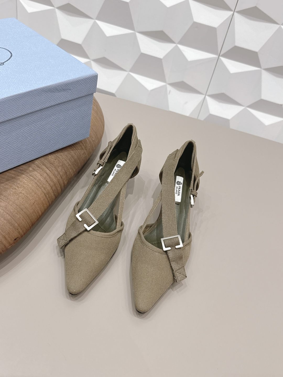 NO:758845,: 'Exclusive top version' PRA*D Pra*da 2026 vs early spring catwalk popular fashion shoes series... [Pointed toe hollow shoes]  PRADA's spring and summer T-stage catwalk show is the same style as 'Dream Never Sleeps'. Prada can use it on important occasions. The fresh style has a bit of nobility and is perfect on the feet. When worn with this shoe, it is elegant and crystal clear, regardless of the material of various accessories.  , all are exclusively customized one to one, and must be zero distance from the original version. The entire series is full of exciting and unexpected combinations of elements, different materials, textures of fabrics, and a strong artistic atmosphere, allowing you to appreciate the ever-changing style of Prada girls...  Upper: Original customized military canvas Lining: Original customized sheepskin Foot pads: Original customized sheepskin Outsole: Original customized leather outsole Heel height: 3.5cm Packaging: Original full set of packaging Number of yards: 35-39 (40 customized non-returnable) Color: Official website updated simultaneously, high-heeled shoes, prada, prada, high heels, sheepskin, Leather soles19860909: 《独家顶级版本》 PRA*D普拉*达2026vs早春走秀爆款时装单鞋系列 ……【尖头中空单鞋】 PRADA春夏T台走秀网红同款＂造梦不夜城＂,Prada能在重要场合上用得上了,小清新风带点贵气的感觉,上脚非常完美,穿搭配上此鞋,优雅大方,晶莹剔透,无论各种配件材质,都是独家一比一定制,必做到原版零距离,整个系列都充满了令人兴奋和意外的元素结合,不同的材质,肌理的面料的表现,具有极浓的艺术气息,让你领略Prada女孩的百变风格…… 鞋面: 原版定制军工帆布 内里: 原版定制羊皮 垫脚: 原版定制羊皮 大底: 原版定制真皮大底 跟高: 3.5cm 包装: 原版全套包装 码数: 35-39(40定制不退换） 颜色:官网同步更新,高跟鞋单鞋,prada,prada,high heels,sheepskin,Leather soles,Women's Shoes