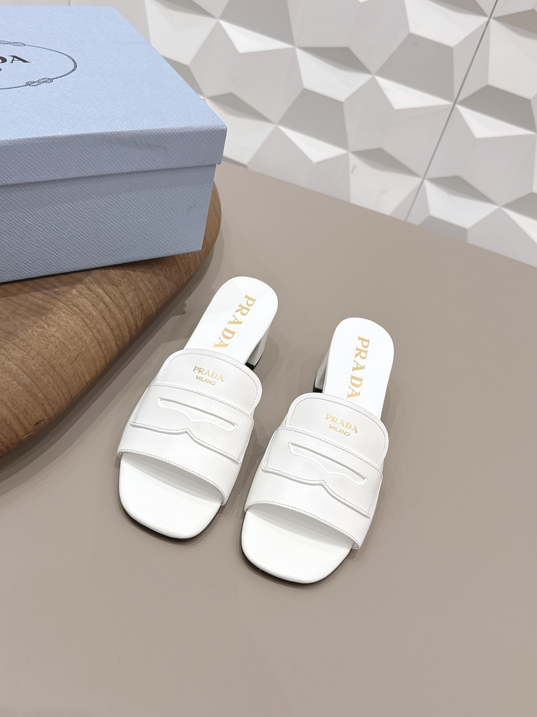 NO:758836,'Exclusive top version' PRA*D Pra*da 2026 vs early spring catwalk popular fashion sandals series...[square round toe thick heel sandals]  PRADA's spring and summer T-stage catwalk show is the same style as 'Dream Never Sleeps'. Prada can use it on important occasions. The fresh style has a bit of nobility and is perfect on the feet. When worn with this shoe, it is elegant and crystal clear, regardless of the material of various accessories.  , all are exclusively customized one to one, and must be zero distance from the original version. The entire series is full of exciting and unexpected combinations of elements, different materials, textures of fabrics, and a strong artistic atmosphere, allowing you to appreciate the ever-changing style of Prada girls...  Upper: Original customized cowhide Lining: Original customized sheepskin Foot pads: Original customized sheepskin Outsole: Original customized leather outsole Heel height: 5.5cm Packaging: Original full set of packaging Number of yards: 35-39 (40. Customization is non-returnable) Color: Official website updated simultaneously, slippers, prada, prada, sandals, slippers, cowhide, sheepskin, Leather soles19860909《独家顶级版本》 PRA*D普拉*达2026vs早春走秀爆款时装凉鞋系列 ……【方圆头粗跟凉拖】 PRADA春夏T台走秀网红同款＂造梦不夜城＂,Prada能在重要场合上用得上了,小清新风带点贵气的感觉,上脚非常完美,穿搭配上此鞋,优雅大方,晶莹剔透,无论各种配件材质,都是独家一比一定制,必做到原版零距离,整个系列都充满了令人兴奋和意外的元素结合,不同的材质,肌理的面料的表现,具有极浓的艺术气息,让你领略Prada女孩的百变风格…… 鞋面: 原版定制牛皮 内里: 原版定制羊皮 垫脚: 原版定制羊皮 大底: 原版定制真皮大底 跟高: 5.5cm 包装: 原版全套包装 码数: 35-39(40.定制不退换） 颜色:官网同步更新,拖鞋,prada,prada,sandals,slippers,cowhide,sheepskin,Leather soles,Women's Shoes