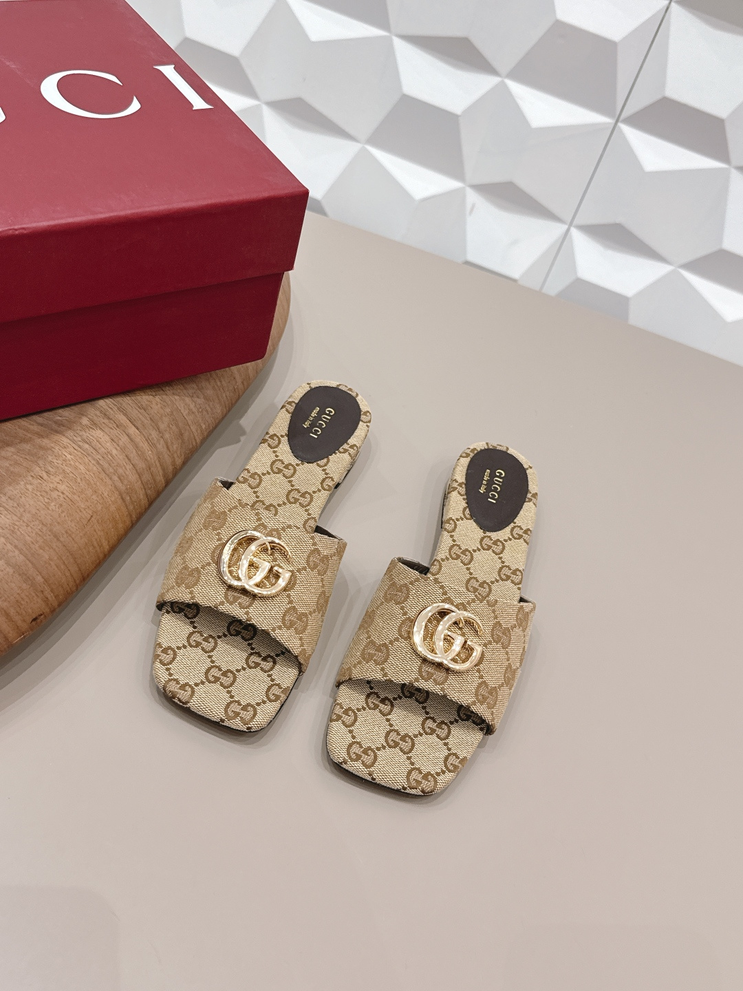 NO:758827,'Exclusive Top Version' G*ucci 2026 vs early spring latest fashion sandals series... [Square-toe flat-heeled sandals] Original quality  Authentic European style, perfect for wearing with this shoe, elegant and crystal clear. Regardless of the materials of the accessories, they are all customized one by one. You must go to get the original version. The whole series is full of exciting and external elements. The texture of different materials, the texture of the texture, and the expression of the materials, have a strong artistic atmosphere... Upper: Original custom jacquard fabric/Customized original buckle Inner: Original custom sheepskin  Feet: Original customized sheepskin Outsole: Original customized genuine leather sole Heel height: 1.0cm Packaging: Original full set of packaging Number of yards: 35-39 (40.41.42 customization is not returnable) Color: Official website updated simultaneously, high heels and slippers, sandals, high heels, slippers, sheepskin19860909《独家顶级版本》  G*ucci古*驰2026vs早春最新时装凉鞋系列……【方头平跟凉拖】  原单品质 原汁原味的欧式风格,上脚非常完美穿搭上配此鞋,优雅大方,晶莹剔透,无论种各配件材质,都是家独一比一定制,必到做原版零距离,整系个列都充了满令兴人奋意和外的元结素合,不同材的质,肌的理面的料表现,具有极的浓艺术气息…… 鞋面: 原版定制提花布料/定制原版饰扣 内里: 原版定制羊皮 垫脚: 原版定制羊皮 大底: 原版定制真皮底 跟高: 1.0cm 包装: 原版全套包装 码数: 35-39(40.41.42定制不退换) 颜色:官网同步更新,高跟鞋拖鞋,sandals,high heels,slippers,sheepskin,Women's Shoes