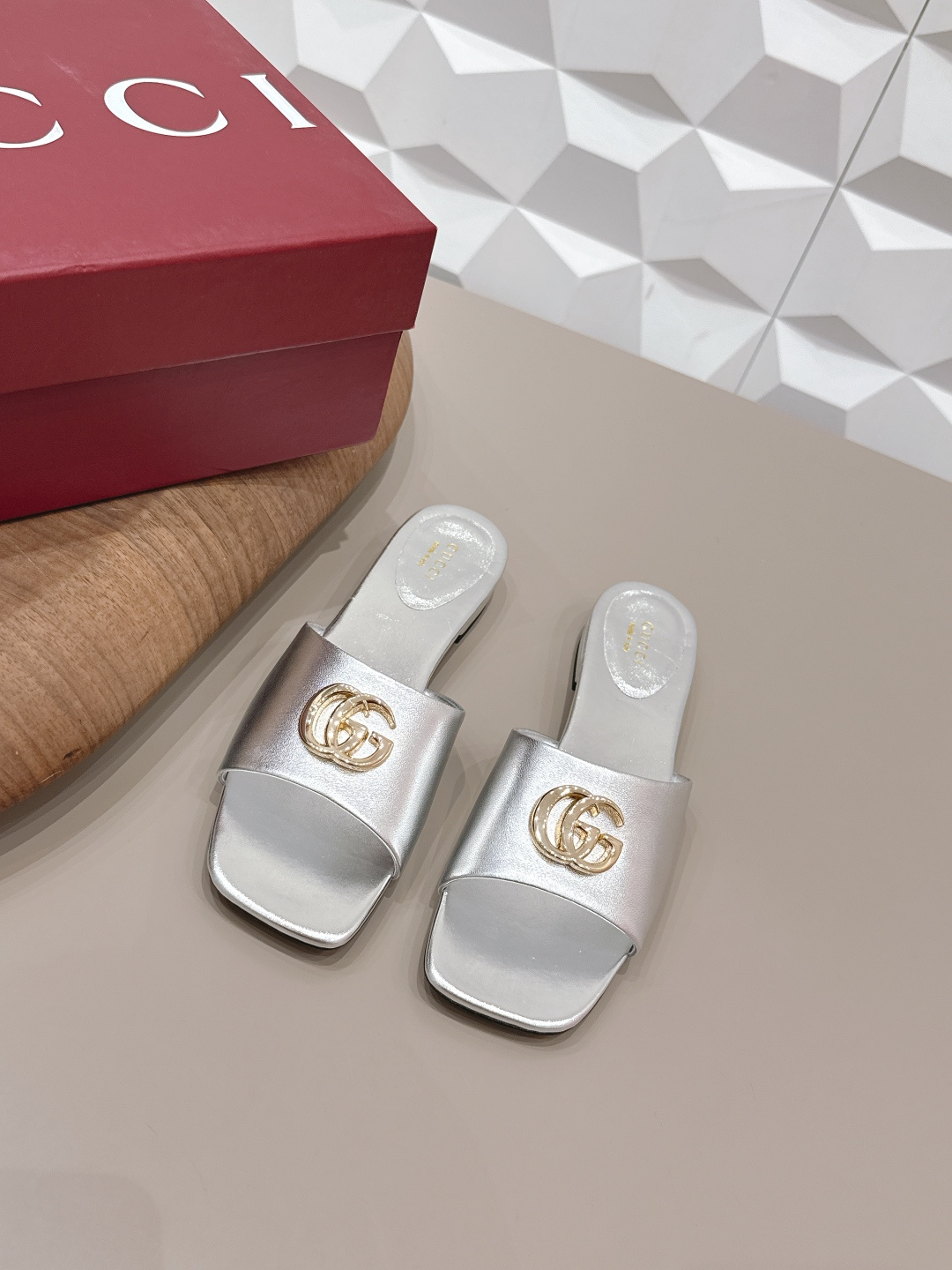 NO:758818,'Exclusive Top Version' G*ucci 2026 vs early spring latest fashion sandals series... [Square-toe flat-heeled sandals] Original quality  Authentic European style, the upper foot is perfect to wear with this shoe, elegant and crystal clear. Regardless of the materials of the accessories, they are all customized one by one. You must go to get the original version. The whole series is full of exciting and external elements. The texture of different materials, the expression of texture and surface, have a strong artistic atmosphere... Upper: Original customized sheepskin/customized original buckle Inner: Original customized sheepskin  Feet: Original customized sheepskin Outsole: Original customized genuine leather sole Heel height: 1.0cm Packaging: Original full set of packaging Number of yards: 35-39 (40.41.42 customization is not returnable) Color: Official website updated simultaneously, high heels and slippers, sandals, high heels, slippers, sheepskin19860909《独家顶级版本》  G*ucci古*驰2026vs早春最新时装凉鞋系列……【方头平跟凉拖】  原单品质 原汁原味的欧式风格,上脚非常完美穿搭上配此鞋,优雅大方,晶莹剔透,无论种各配件材质,都是家独一比一定制,必到做原版零距离,整系个列都充了满令兴人奋意和外的元结素合,不同材的质,肌的理面的料表现,具有极的浓艺术气息…… 鞋面: 原版定制羊皮/定制原版饰扣 内里: 原版定制羊皮 垫脚: 原版定制羊皮 大底: 原版定制真皮底 跟高: 1.0cm 包装: 原版全套包装 码数: 35-39(40.41.42定制不退换) 颜色:官网同步更新,高跟鞋拖鞋,sandals,high heels,slippers,sheepskin,Women's Shoes