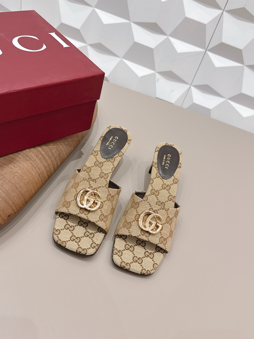 NO:758813,'Exclusive top version' G*ucci 2026 vs early spring latest fashion sandals series... [Square toe thick heel sandals] Original quality  Authentic European style, perfect for wearing with this shoe, elegant and crystal clear. Regardless of the materials of the accessories, they are all customized one by one. You must go to get the original version. The whole series is full of exciting and external elements. The texture of different materials, the texture of the texture, and the expression of the materials, have a strong artistic atmosphere... Upper: Original custom jacquard fabric/Customized original buckle Inner: Original custom sheepskin  Feet: Original customized sheepskin Outsole: Original customized genuine leather sole Heel height: 5.5cm Packaging: Original full set of packaging Number of yards: 35-39 (40.41.42 customization is not returnable) Color: Official website updated simultaneously, high heels and slippers, sandals, high heels, slippers, sheepskin19860909《独家顶级版本》  G*ucci古*驰2026vs早春最新时装凉鞋系列……【方头粗跟凉拖】  原单品质 原汁原味的欧式风格,上脚非常完美穿搭上配此鞋,优雅大方,晶莹剔透,无论种各配件材质,都是家独一比一定制,必到做原版零距离,整系个列都充了满令兴人奋意和外的元结素合,不同材的质,肌的理面的料表现,具有极的浓艺术气息…… 鞋面: 原版定制提花布料/定制原版饰扣 内里: 原版定制羊皮 垫脚: 原版定制羊皮 大底: 原版定制真皮底 跟高: 5.5cm 包装: 原版全套包装 码数: 35-39(40.41.42定制不退换) 颜色:官网同步更新,高跟鞋拖鞋,sandals,high heels,slippers,sheepskin,Women's Shoes