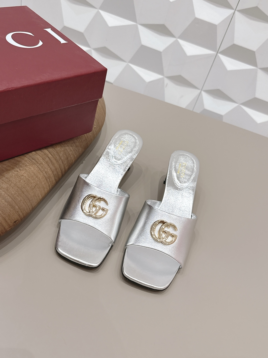 NO:758805,'Exclusive top version' G*ucci 2026 vs early spring latest fashion sandals series... [Square toe thick heel sandals] Original quality  Authentic European style, the upper foot is perfect to wear with this shoe, elegant and crystal clear. Regardless of the materials of the accessories, they are all customized one by one. You must go to get the original version. The whole series is full of exciting and external elements. The texture of different materials, the expression of texture and surface, have a strong artistic atmosphere... Upper: Original customized sheepskin/customized original buckle Inner: Original customized sheepskin  Feet: Original customized sheepskin Outsole: Original customized genuine leather sole Heel height: 5.5cm Packaging: Original full set of packaging Number of yards: 35-39 (40.41.42 customization is not returnable) Color: Official website updated simultaneously, high heels and slippers, sandals, high heels, slippers, sheepskin19860909《独家顶级版本》  G*ucci古*驰2026vs早春最新时装凉鞋系列……【方头粗跟凉拖】  原单品质 原汁原味的欧式风格,上脚非常完美穿搭上配此鞋,优雅大方,晶莹剔透,无论种各配件材质,都是家独一比一定制,必到做原版零距离,整系个列都充了满令兴人奋意和外的元结素合,不同材的质,肌的理面的料表现,具有极的浓艺术气息…… 鞋面: 原版定制羊皮/定制原版饰扣 内里: 原版定制羊皮 垫脚: 原版定制羊皮 大底: 原版定制真皮底 跟高: 5.5cm 包装: 原版全套包装 码数: 35-39(40.41.42定制不退换) 颜色:官网同步更新,高跟鞋拖鞋,sandals,high heels,slippers,sheepskin,Women's Shoes