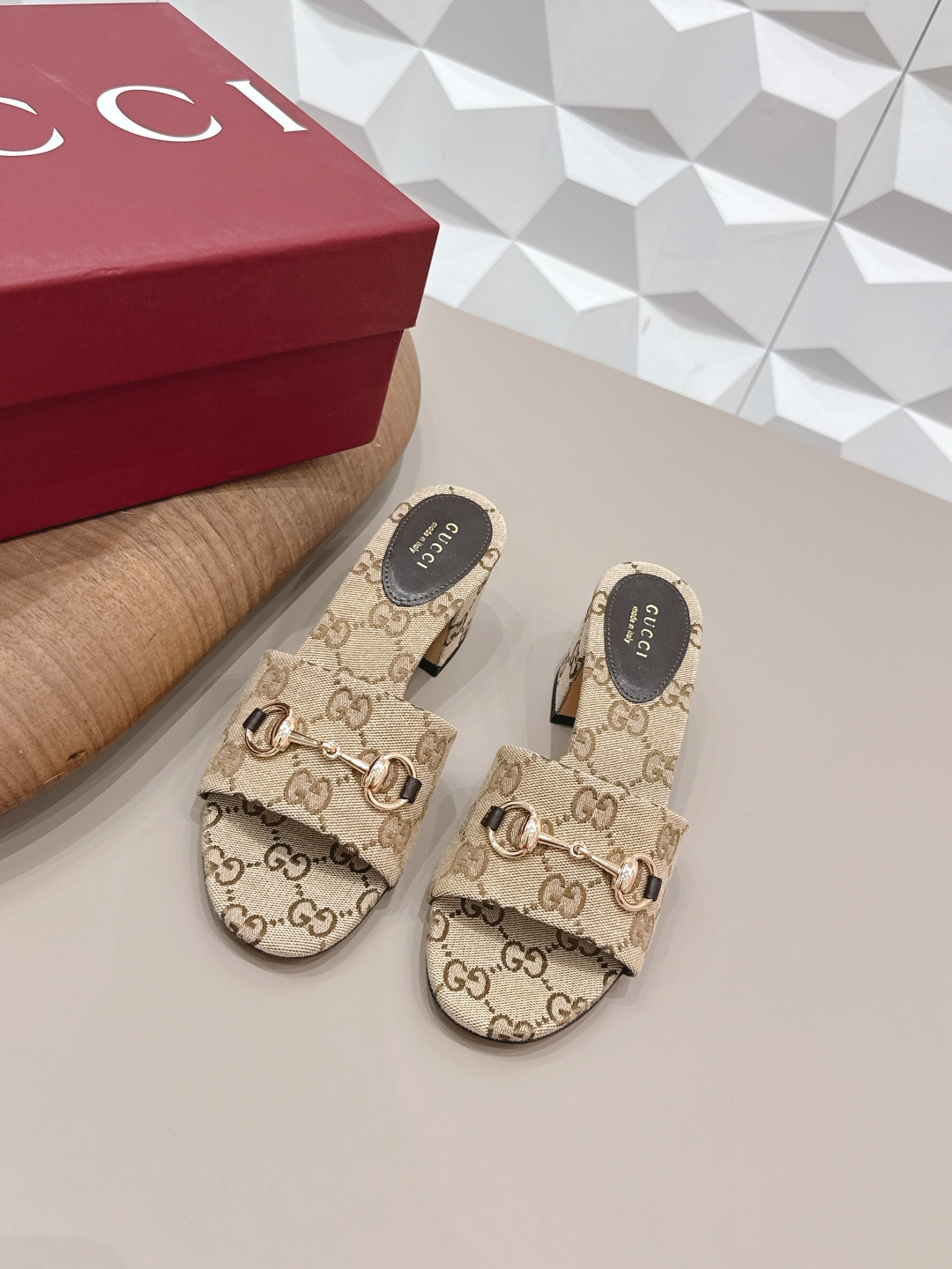 NO:758797,'Exclusive top version' G*ucci 2026 vs early spring latest fashion sandals series... [Round toe thick heel sandals] Original quality  Authentic European style, perfect for wearing with this shoe, elegant and crystal clear. Regardless of the materials of the accessories, they are all customized one by one. You must go to get the original version. The whole series is full of exciting and external elements. The texture of different materials, the texture of the texture, and the expression of the materials, have a strong artistic atmosphere... Upper: Original custom jacquard fabric/Customized original buckle Inner: Original custom sheepskin  Feet: Original customized sheepskin Outsole: Original customized genuine leather sole Heel height: 5.5cm Packaging: Original full set of packaging Number of yards: 35-39 (40.41.42 customization is not returnable) Color: Official website updated simultaneously, high heels and slippers, sandals, high heels, slippers, sheepskin19860909《独家顶级版本》  G*ucci古*驰2026vs早春最新时装凉鞋系列……【圆头粗跟凉拖】  原单品质 原汁原味的欧式风格,上脚非常完美穿搭上配此鞋,优雅大方,晶莹剔透,无论种各配件材质,都是家独一比一定制,必到做原版零距离,整系个列都充了满令兴人奋意和外的元结素合,不同材的质,肌的理面的料表现,具有极的浓艺术气息…… 鞋面: 原版定制提花布料/定制原版饰扣 内里: 原版定制羊皮 垫脚: 原版定制羊皮 大底: 原版定制真皮底 跟高: 5.5cm 包装: 原版全套包装 码数: 35-39(40.41.42定制不退换) 颜色:官网同步更新,高跟鞋拖鞋,sandals,high heels,slippers,sheepskin,Women's Shoes