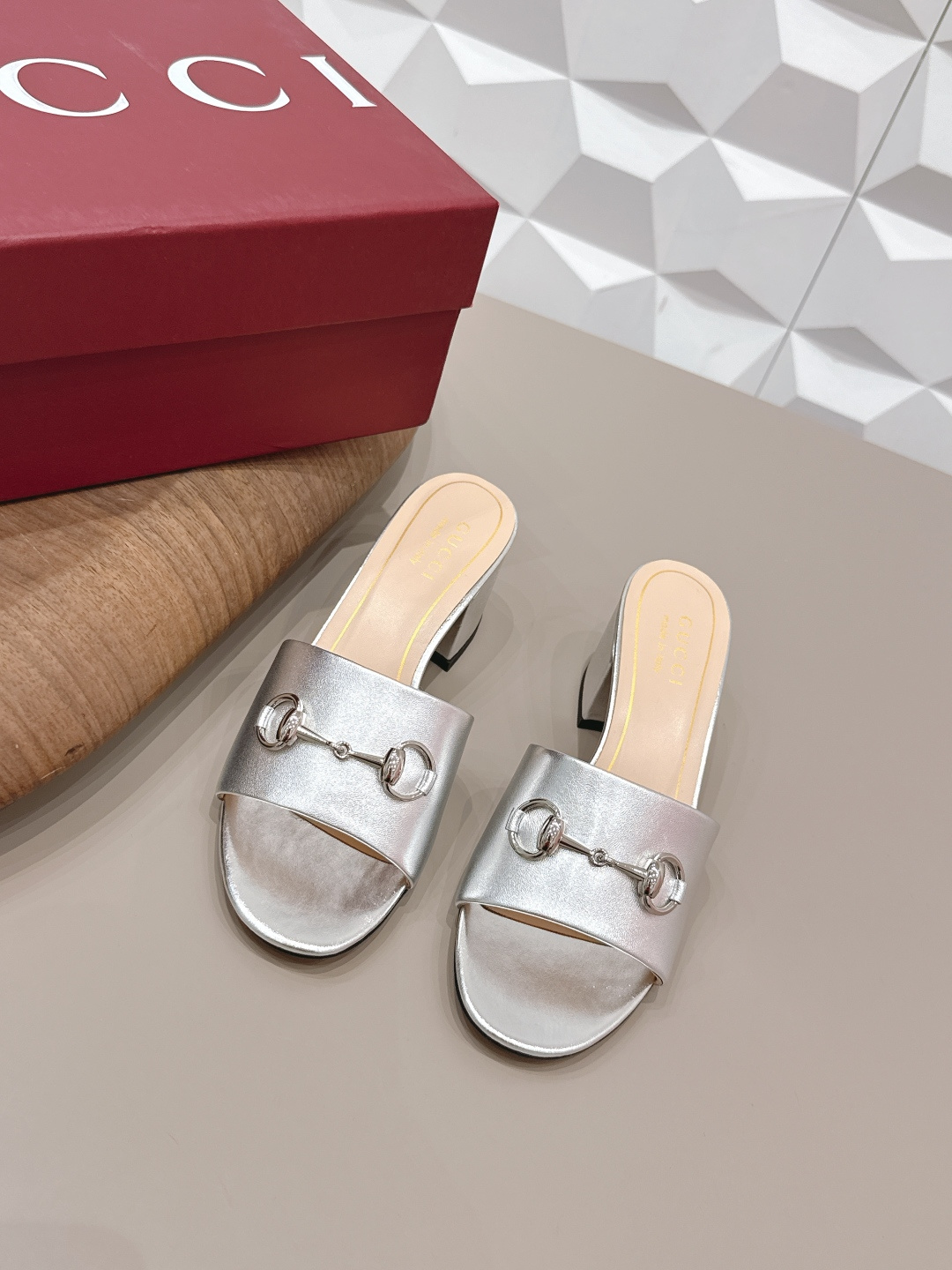 NO:758789,'Exclusive top version' G*ucci 2026 vs early spring latest fashion sandals series... [Round toe thick heel sandals] Original quality  Authentic European style, the upper foot is perfect to wear with this shoe, elegant and crystal clear. Regardless of the materials of the accessories, they are all customized one by one. You must go to get the original version. The whole series is full of exciting and external elements. The texture of different materials, the expression of texture and surface, have a strong artistic atmosphere... Upper: Original customized sheepskin/customized original buckle Inner: Original customized sheepskin  Feet: Original customized sheepskin Outsole: Original customized genuine leather sole Heel height: 5.5cm Packaging: Original full set of packaging Number of yards: 35-39 (40.41.42 customization is not returnable) Color: Official website updated simultaneously, high heels and slippers, sandals, high heels, slippers, sheepskin19860909《独家顶级版本》  G*ucci古*驰2026vs早春最新时装凉鞋系列……【圆头粗跟凉拖】  原单品质 原汁原味的欧式风格,上脚非常完美穿搭上配此鞋,优雅大方,晶莹剔透,无论种各配件材质,都是家独一比一定制,必到做原版零距离,整系个列都充了满令兴人奋意和外的元结素合,不同材的质,肌的理面的料表现,具有极的浓艺术气息…… 鞋面: 原版定制羊皮/定制原版饰扣 内里: 原版定制羊皮 垫脚: 原版定制羊皮 大底: 原版定制真皮底 跟高: 5.5cm 包装: 原版全套包装 码数: 35-39(40.41.42定制不退换) 颜色:官网同步更新,高跟鞋拖鞋,sandals,high heels,slippers,sheepskin,Women's Shoes