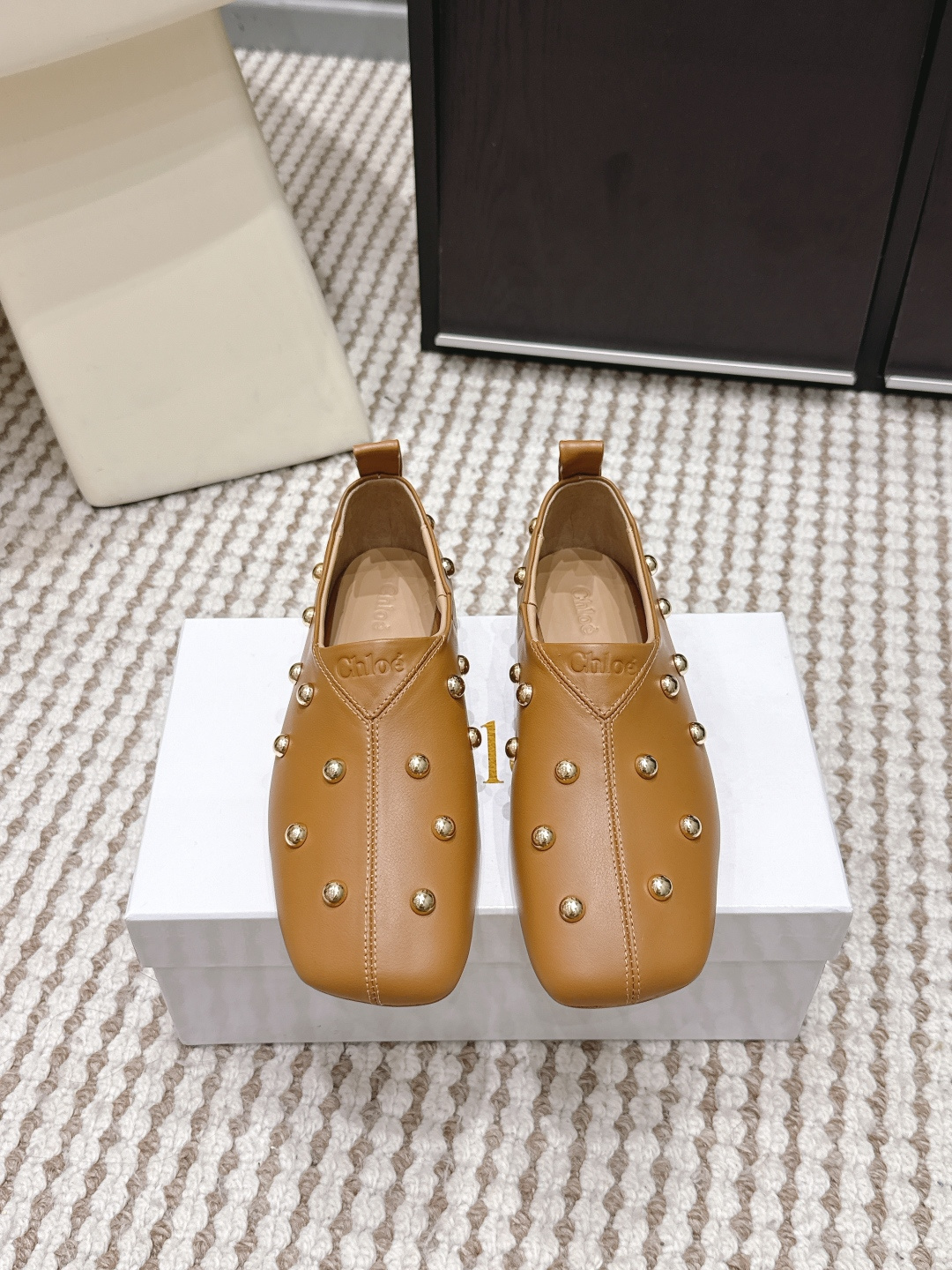 NO:759662,Purchasing agent Chloé 2026 spring and summer new style rivets flat-soled mule slippers loafers single shoes Chloé's single shoes are made of high-quality genuine leather, square toe design + metal rivets, retro and fashionable!  The shallow slip-ons are super easy to put on and take off, and are OK for commuting and leisure. The black color is versatile, and the red, brown, and off-white colors are also outstanding, and can be easily matched with various styles. The soles are soft, so you won’t feel tired after walking for a long time. They are comfortable and practical, making them a versatile tool for daily wear!  Size 35-39 (40.41 custom-made, non-refundable), loafers and half slippers, chloe, loafers19860909代购级 乐福 Chloé2026春夏新款 铆钉 平底 穆勒拖 乐福鞋 单鞋 Chloé这款单鞋采用优质真皮,方头设计+金属铆钉,复古又时髦！浅口一脚蹬,穿脱超方便,通勤休闲都OK. 黑色百搭,红色、棕色、米白色也很出彩,轻松搭配各种风格. 鞋底柔软,长时间走路也不累,舒适又实用,是日常穿搭的百搭神器！ Size 35-39（40.41定做不退换）,乐福鞋半拖,chloe,loafers,Women's Shoes