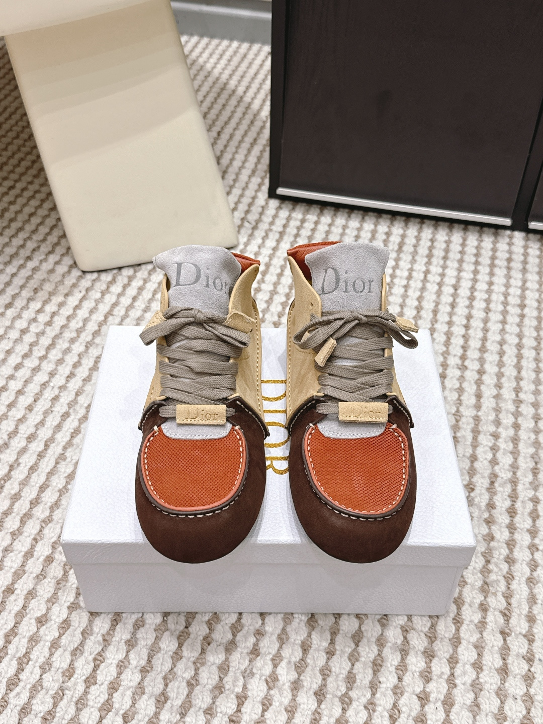 NO:759692,Purchasing-grade Dior Dior Roadie series, catwalks, couple models, hand-made casual sneakers, original purchases, development and production. Jonathan Anderson's first series after taking over Dior Men's Wear, this pair of Roadie shoes opens a new chapter for the brand's footwear. On the basis of retaining Dior's spirit of luxury and precision, the series boldly introduces the 'structural visibility' concept of the early Nike Considered series, using the method of 'leaving handcrafted traces in the design' to show a tribute to sustainability and structural honesty.  Fabric: Original custom imported first-layer cowhide, original custom leather lining, original molded anti-slip rubber sole, sole thickness 2CM Size: 35-40 for women, 39-45 for men, casual shoes/sports shoes, dior, dior, sneakers, cowhide19860909代购级 Dior迪奥 Roadie 系列 走秀 情侣款 手休闲 运动鞋 原版购入开发 做货 自Jonathan Anderson 入主 Dior 男装后的首个系列,就以这双 Roadie 鞋款拉开品牌鞋履新篇章.系列在保留 Dior 奢华精工精神的基础上,大胆引入早期 Nike Considered 系列的“结构可见性”理念,用“设计中留下手工痕迹”的方式,展现出对可持续与结构诚实的致敬 面料:原版定制进口头层牛皮 内里原版定制皮里 鞋底原版开模防滑橡胶材质 底厚2CM Size:女款35-40 男款39-45,休闲鞋/运动鞋,dior,dior,sneakers,cowhide,Women's Shoes