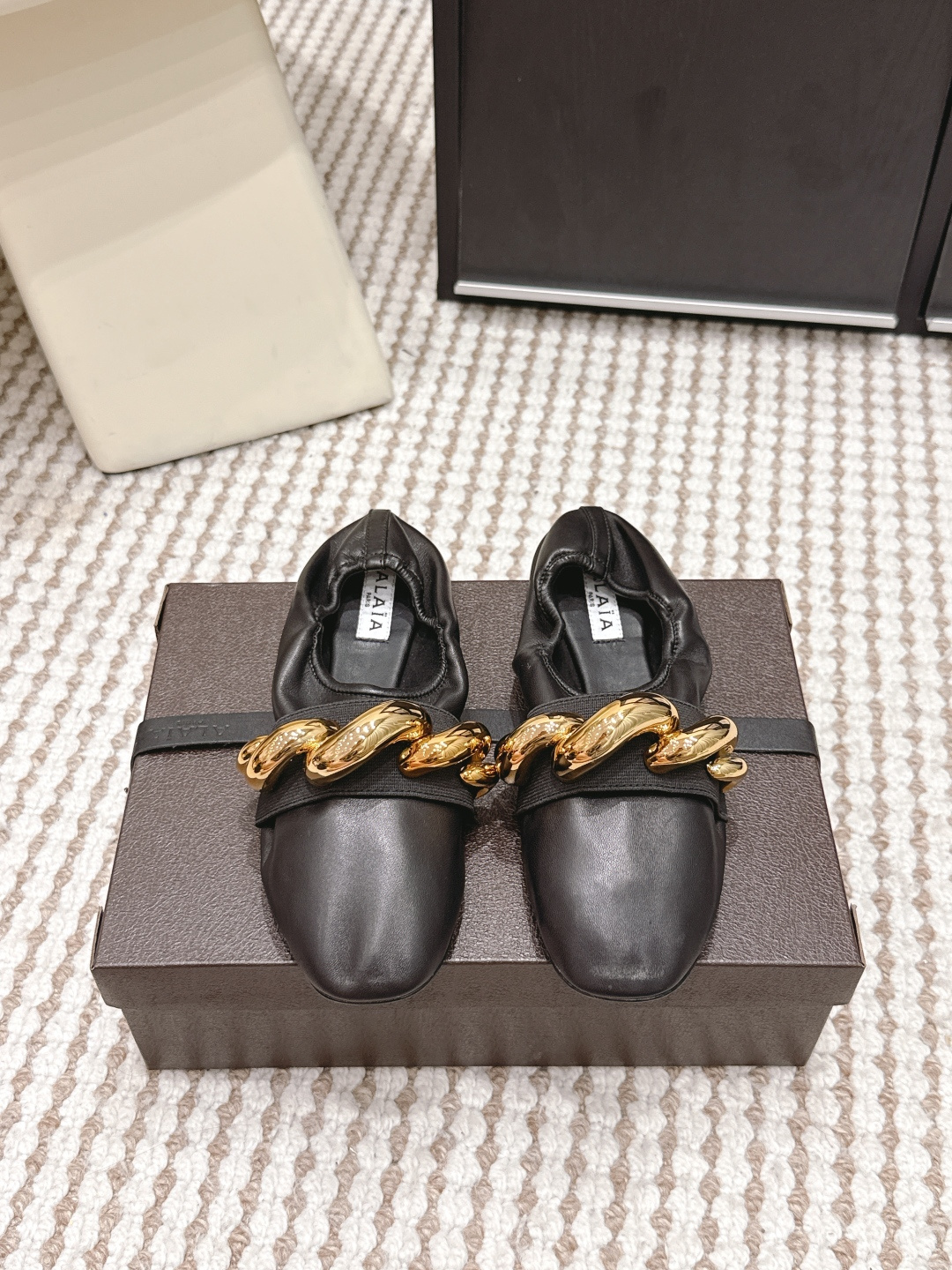 NO:759683,Purchasing agent buckle ALA* 26ss early spring new chain decorated flat shoes. The upper is made of soft lambskin, which is delicate and elastic. The natural wrinkle design of the shoe body brings a lazy and casual temperament; the metal chain is made of thick golden brass, and the surface is polished to have a strong gloss, which is in sharp contrast with the soft leather.  The double-layer interlaced metal chain on the upper is the brand's iconic element, both recognizable and decorative; the lace-less slip-on design is easy to put on and take off, and the cut to fit the foot ensures stability when walking. Sheepskin upper, sheepskin lining, genuine leather outsole, increased by 1cm, size 35-41 (customized sizes 40 and 41 are not returnable), ballet shoes, flats, sheepskin, Leather soles19860909代购级 带扣 ALA* 26ss 早春新款链条装饰平底鞋单鞋 鞋面采用柔软的小羊皮,触感细腻且富有弹性,鞋身自然褶皱的设计自带慵懒随性的气质；金属链条选用厚重的金色黄铜材质,表面经过抛光处理,光泽感强烈,与柔软皮革形成鲜明对比. 鞋面上的双层交错金属链条是品牌标志性元素,兼具辨识度与装饰性；无鞋带的套脚设计穿脱便捷,贴合脚面的剪裁保证了行走时的稳定性. 鞋面羊皮 内里羊皮 大底真皮大底 增高1cm size35-41码（40、41码定制不退换）,芭蕾舞鞋,flats,sheepskin,Leather soles,Women's Shoes