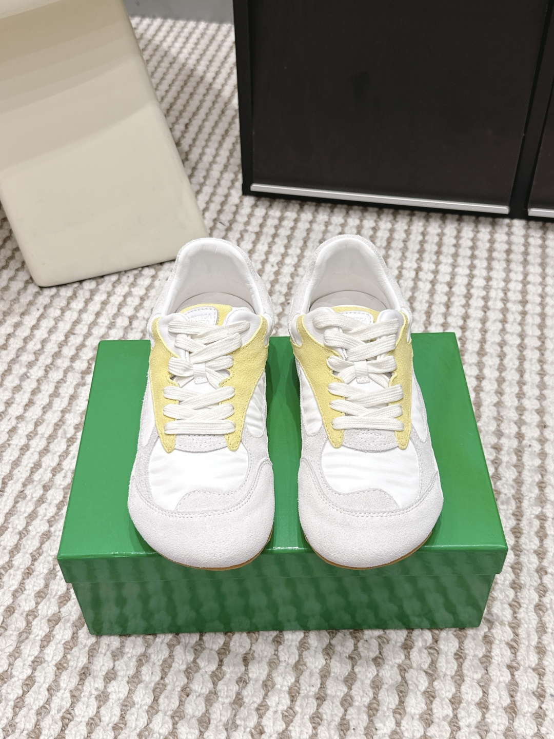 NO:759670,Purchasing agent level Bottega Veneta BV Bottega Veneta 26ss new spring and summer women's Forrest Gump shoes Dexun sneakers Sneaker technology nylon and suede, inspired by retro sneakers, a new interpretation of classic sneakers, a light, comfortable and breathable summer must-have item. The soles are made of classic imported suede, full of texture!   Size female 35-40 (40 custom made, non-returnable), casual shoes/sports shoes,bottega veneta,bottega veneta,bottega veneta,sneakers,chamois leather19860909代购级 Bottega Veneta BV葆蝶家 26ss 春夏新款 女款 阿甘鞋 德训运动鞋 Sneaker科技尼龙和绒面打造,灵感来自复古球鞋,全新演绎经典运动鞋,轻便、舒适、透气的夏季必备单品 鞋底采用经典的进口麂皮 满满的质感呈现！  Size女35-40（40订做不退换）,休闲鞋/运动鞋,bottega veneta,bottega veneta,bottega veneta,sneakers,chamois leather,Women's Shoes