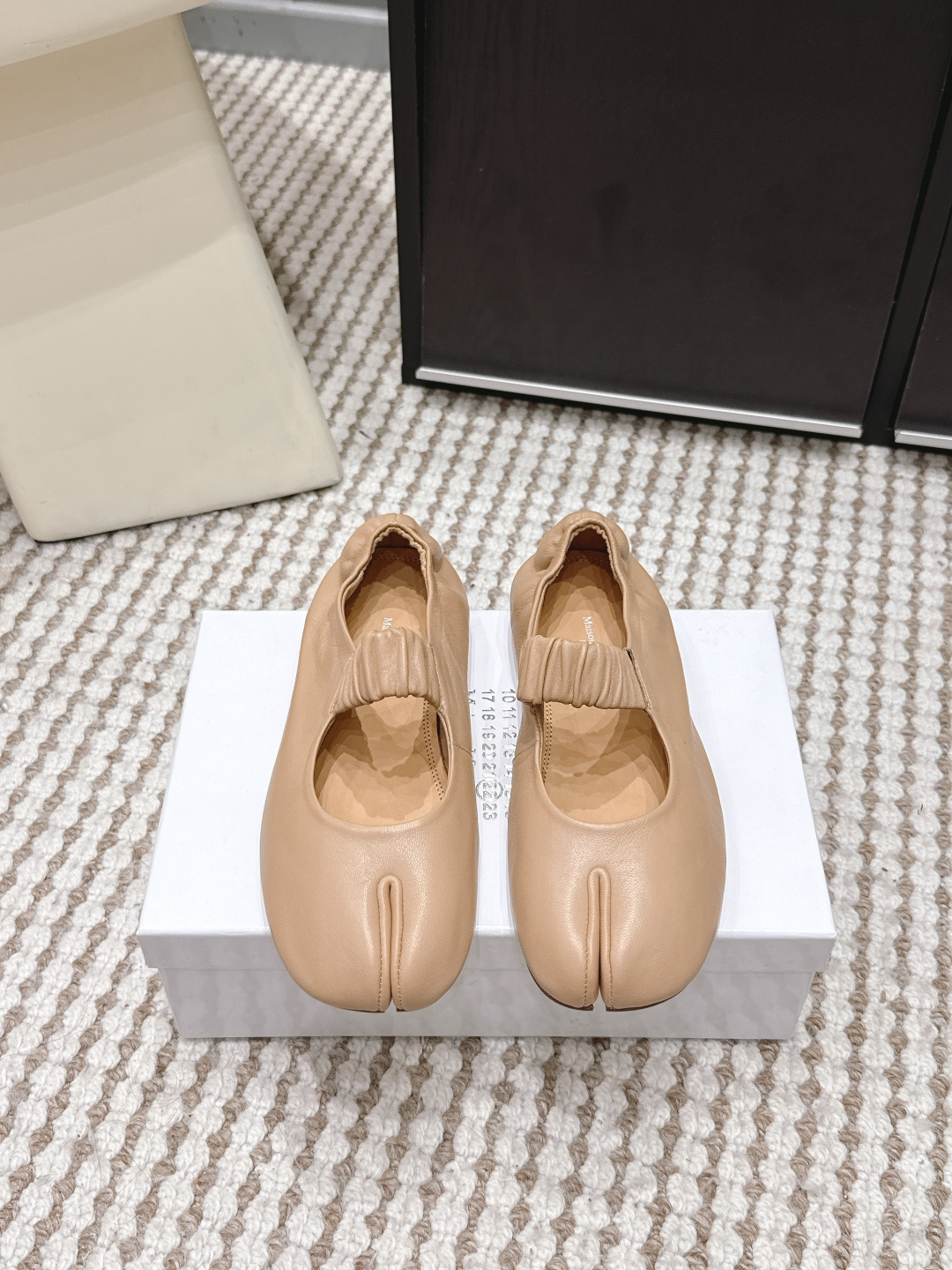 NO:759646,Purchasing-grade Maison Margiel*26ss early spring new ballet flats. Pleated wrap design, you don't have to pick your foot shape, you don't want to take them off when you put them on. Split toe toe, retro and fashionable, easy to wear with a high-end feel. Lightweight soles, soft and elastic to fit the foot, zero burden when walking. Multiple materials and colors are available. Satin is noble, leather is durable, and mesh is breathable. They are the 'universal shoes' in the wardrobe and look good with jeans, skirts, and dresses.  The heelless flat sole makes you feel like you are walking on clouds. Available in a variety of materials, it can meet all gentle scenes. It can be worn for commuting to work and on weekend dates. It is the kind of comfort that you don’t want to take off when you put it on!  size35-39 (40.41 size customization is non-refundable), split-toe shoes, flats, skirts, jeans19860909代购级 Maison Margiel*26ss早春新款芭蕾平底鞋 褶皱包裹设计,不挑脚型,穿上就不想脱下来,分趾鞋头,复古又时髦,轻松穿出高级感.轻量化鞋底,软弹贴合脚感,走路零负担.多材质多色可选缎面显贵、皮质耐穿、网纱透气,是衣柜里的“万能鞋”,配牛仔裤、半裙、连衣裙都好看. 无跟平底走路像踩在云里,多材质可选,满足所有温柔场景,上班通勤、周末约会都能穿, 是那种穿上就不想脱下来的舒服！ size35-39（40.41码定制不退换）,分趾鞋,flats,skirts,jeans,Women's Shoes