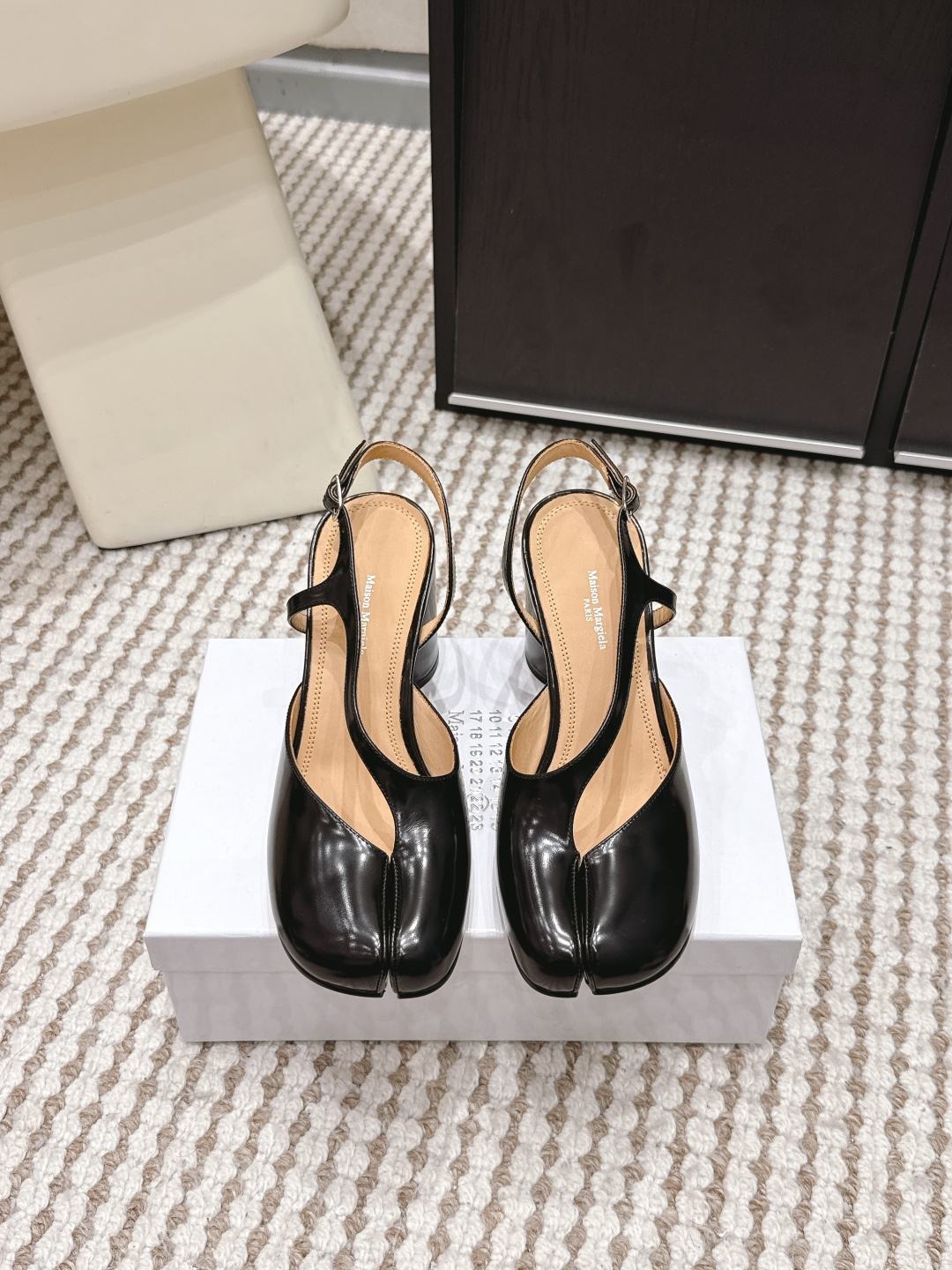 NO:759654,Purchasing agent high-heeled Maison Margiela Tabi split-toe Mary Jane shoes, high-heeled slippers, Maison Margiela classic Tabi split-toe Mary Jane shoes, black patent leather + split-toe design, highly recognizable!  The genuine leather outsole is comfortable to wear and can be easily used for daily commuting, shopping, and dating. The one-line buckle strap is retro and practical, and the split toe is inspired by Japanese foot bags, which makes it perfect for fashion!  Black is versatile and can be easily worn with skirts and trousers. It is a must-have item for minimalist style and individual style. It is loved by fashionistas. Size 35-39 (40.41 custom-made and non-refundable), split-toe shoes, mary jane, slippers, skirts, Leather soles19860909代购级 高跟 Maison Margiela Tabi分趾玛丽珍鞋 高跟 拖鞋 Maison Margiela经典Tabi分趾玛丽珍鞋,黑色漆皮+分趾设计,辨识度超高！真皮大底,穿着舒适,日常通勤、逛街、约会都能轻松驾驭 一字扣带复古又实用,分趾灵感来自日本足袋,时尚感满分！黑色百搭,裙装裤装都能轻松hold住,是极简风和个性穿搭的必备单品,深受时髦精们喜爱 Size 35-39（40.41定做不退换）,分趾鞋,mary jane,slippers,skirts,Leather soles,Women's Shoes