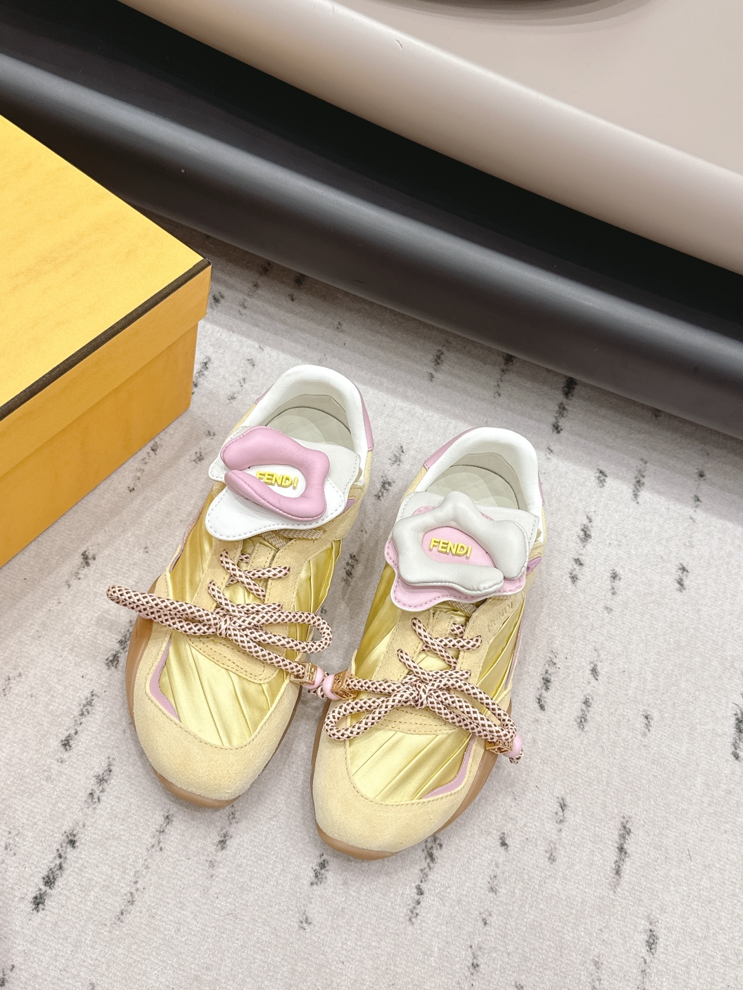 NO:788994,: 'Exclusive top version' F*endi Fen*di 2026 vs the latest popular casual series in spring and summer... [Cloud color matching casual shoes] FD match Original purchase One to one replica The first sneaker fendi match created by designer Kim Jones and the Lv brand Trainer basketball sneakers, fresh blood is injected and FF retro design is super good-looking and versatile, the upper is made of cowhide and cowhide splicing combination, the double F logo raised on the side is lined with terry velvet  It is super soft on the feet, lightweight and comfortable to wear with a sweatshirt. It is recommended to have one pair in each hand. Fabric: Original customized cowhide/cow/mercerized cloth. Inner: Original customized sheepskin. Foot pads: Original customized sheepskin. Outsole: Original molded TPU molded sole. Packaging: Original full set of packaging. Number of yards: 35-39 (40. Customization is non-refundable). Color: Official website updated simultaneously, casual shoes/sports shoes, fendi, louis.  vuitton,sneakers,hoodie,sweatshirts,cowhide,sheepskin19860909: 《独家顶级版本》  F*endi芬*迪2026vs春夏最新爆款休闲系列…【云朵拼色休闲鞋】  FD match 原版购入 一比一复刻 设计师Kim Jones打造的首款运动鞋fendi match 和驴牌的Trainer篮球运动鞋,新鲜血液注入加FF复古的设计 超好看百搭,鞋面采用牛皮和牛猄拼接组合,侧面凸起的双F logo内里采用毛巾绒里 上脚超级柔软 ,轻便,舒适搭配卫衣,建议一手一双 面料: 原版定制牛皮/牛猄/丝光布 内里: 原版定制羊皮 垫脚: 原版定制羊皮 大底: 原版开模TPU成型底 包装: 原版全套包装 码数: 35-39（40.定制不退换） 颜色:官网同步更新,休闲鞋/运动鞋,fendi,louis vuitton,sneakers,hoodie,sweatshirts,cowhide,sheepskin,Women's Shoes