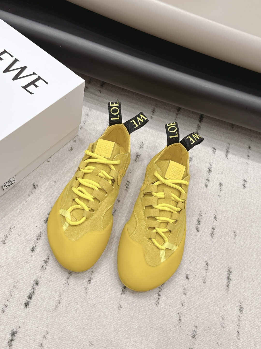 NO:788999,Men and women (with airplane case) 'Exclusive top version' L*OEWE Luo*Yiwei 26vs the latest popular casual series for spring and summer... [Couple's moral training casual shoes] Yang Mi's same style simple loafers, large-toe casual shoes, round-toe shoes without any complicated decorations, pure and minimalist, comfortable and without losing the retro literary and artistic temperament, worth buying No matter how fashion changes, loafers have always been one of our must-have items.  The simple yet thoughtful shoe design is very suitable for daily wear with a bit of British style!  Fabric: Original customized cowhide/cow leather Lining: Original customized sheepskin Foot pads: Original customized sheepskin Outsole: Original molded TPU molded bottom Size: 35-44 (Female 41. Male 45. Customized) Packaging: Original full set of packaging Color: Official website updated simultaneously, casual shoes/sports shoes, loafers, sneakers, cowhide, sheepskin19860909女男（配飞机盒） 《独家顶级版本》 L*OEWE罗*意威26vs春夏最新王炸爆款休闲系列……【情侣德训休闲鞋】 杨幂同款简约乐福鞋大头休闲鞋圆头单鞋 没有任何繁杂装饰,纯粹极简,舒服又不失复古文艺气质,值得入手 无论时尚怎么变,乐福鞋一直是咱们的必入款之一 简约而又有心机的鞋款设计,非常适合日常穿搭有点英伦风的调性！ 面料: 原版定制牛皮/牛猄 内里: 原版定制羊皮 垫脚: 原版定制羊皮 大底: 原版开模TPU成型底 码数: 35-44（女41.男45.定制） 包装: 原版全套包装 颜色:官网同步更新,休闲鞋/运动鞋,loafers,sneakers,cowhide,sheepskin,Women's Shoes