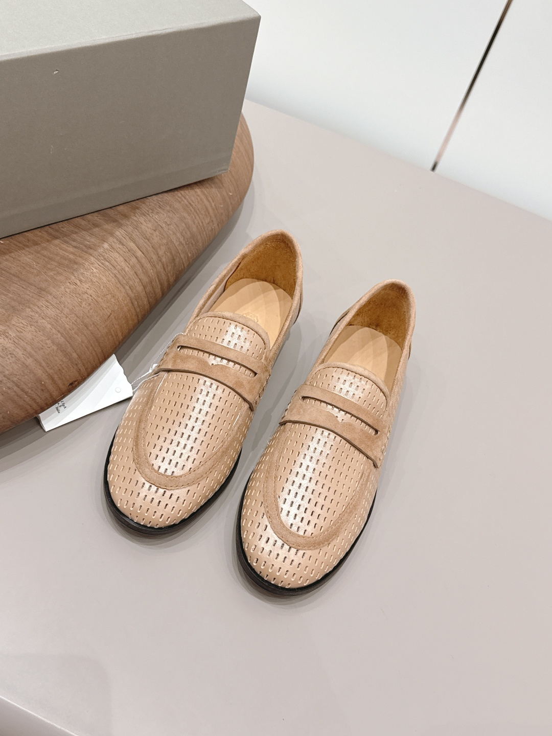NO:901053,'Exclusive top version' Brunello Cucinelli 26vs new spring and summer retro loafers BC is a well-known Italian brand, minimalist style, handmade bead chain accessories!  Retro and high-end!  Simple and elegant, it is a very attractive style!  The king of advanced jokers, completely irresistible!  The feet feel very good and comfortable!  It looks ordinary, but looks slim and handsome!  Not limited to any occasion, daily work, fashionable and capable!  No matter it is paired with skirts, trousers, or windbreakers, it is very versatile!  Super eye-catching!  Suitable for spring, summer, autumn and winter all year round. The fabric is original one-to-one customized calfskin/punching process. The lining is original Italian custom-made sheepskin lining, sheepskin feet. Outsole Italian genuine leather outsole Size#35-41 (40 41 custom-made and non-returnable), single shoes, brunello cucinelli, loafers, skirts, cowhide, sheepskin, Leather soles19860909《独家顶级版本》  Brunello Cucinelli 26vs春夏新款复古乐福鞋 BC是意大利知名品牌,极简主义风格,纯手工串联珠链配饰！复古又高级！简约又大气,属于非常耐看的款式！ 高级百搭之王,完全没有抵抗力！脚感很好很舒服！看起来平平无奇,穿起来又瘦又帅！ 不局限任何场合,日常工作、时尚又干练！不管搭配 裙装、裤装、风衣大衣、都非常百搭！超级耐看！一年四季春夏秋冬皆适宜. 面料原版一比一定制小牛皮/冲孔工艺 内里原版意大利定制羊皮内里,羊皮垫脚. 大底意大利真皮大底 Size#35-41（40 41 定做不退换）,单鞋,brunello cucinelli,loafers,skirts,cowhide,sheepskin,Leather soles,Women's Shoes
