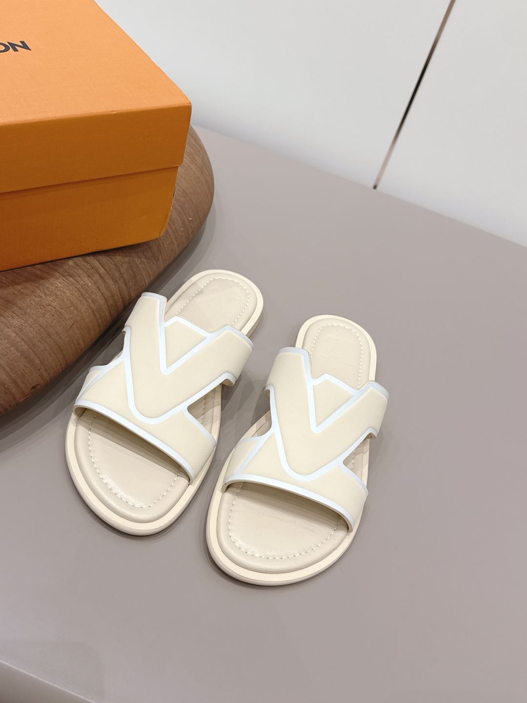 NO:787547,: Men's 'Exclusive Top Version' L*V Donkey Brand 2026 vs the latest popular men's sandals series in spring and summer... [Men's embossed sandals] 2026 YYDS slippers!  Super good-looking, versatile and durable, high-end and full of luxury!  Retro and fashionable, your feet are so beautiful!  Fabric: Original customized cowhide Lining: Original customized sheepskin Foot pads: Original customized cow pattern microfiber foot pads Outsole: Original open-molded TPU anti-slip outsole Size: 39-44 (customized at 38.45.46.) Packaging: Original full set of packaging Color: Official website updated simultaneously, slippers, louis vuitton, sandals, slippers, cowhide, sheepskin19860909: 男款《独家顶级版本》  L*V驴牌2026vs春夏最新爆款男款凉鞋系列……【男款压花凉拖】  2026拖鞋中YYDS！ 超级好看,百搭耐看,高端大气 高级感十足！复古又时髦,上脚美炸了！ 面料: 原版定制牛皮 内里: 原版定制羊皮 垫脚: 原版定制牛纹超纤垫脚 大底: 原版开模TPU防滑大底 码数: 39-44（38.45.46.定制） 包装: 原版全套包装 颜色:官网同步更新,拖鞋,louis vuitton,sandals,slippers,cowhide,sheepskin,Women's Shoes