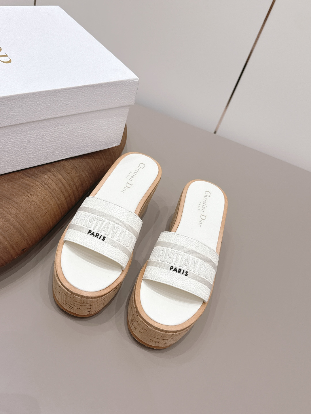 NO:787543,: 'Exclusive top version' Dior 26vs hot spring and summer sandals series... [Round-toe thick-soled sandals] Simple and super versatile. Perfect and luxurious on the feet, can be matched with any spring and summer clothes. The foot feels even more comfortable!  The material is a perfect replica of the original. The original disassembly and molding. The fabric is made of original custom cowhide/electric embroidery. The lining is made of original custom sheepskin. The foot pads are made of original cow pattern. The outsole is the original molded TPU foam sole. The sole is 8cm. The original full set of packaging. The code number is 35-39 (40.41. Customization is non-returnable). Color: official website updated simultaneously, slippers, dior, dior, sandals, slippers, cowhide, sheepskin.19860909: 《独家顶级版本》  Dior 迪奥 26vs春夏爆款凉鞋系列……【圆头厚底凉拖】 简约超级百搭. 上脚完美奢华可任意搭配春夏服饰. 脚感更是舒适！材质原版完美复刻. 原版拆解开模. 面料原版定制牛皮/电绣工艺 内里原版定制羊皮 垫脚原版定制牛纹垫脚 大底原版开模TPU发泡成型底 底高8cm 包装原版全套包装 码数35-39（40.41.定制不退换） 颜色:官网同步更新,拖鞋,dior,dior,sandals,slippers,cowhide,sheepskin,Women's Shoes