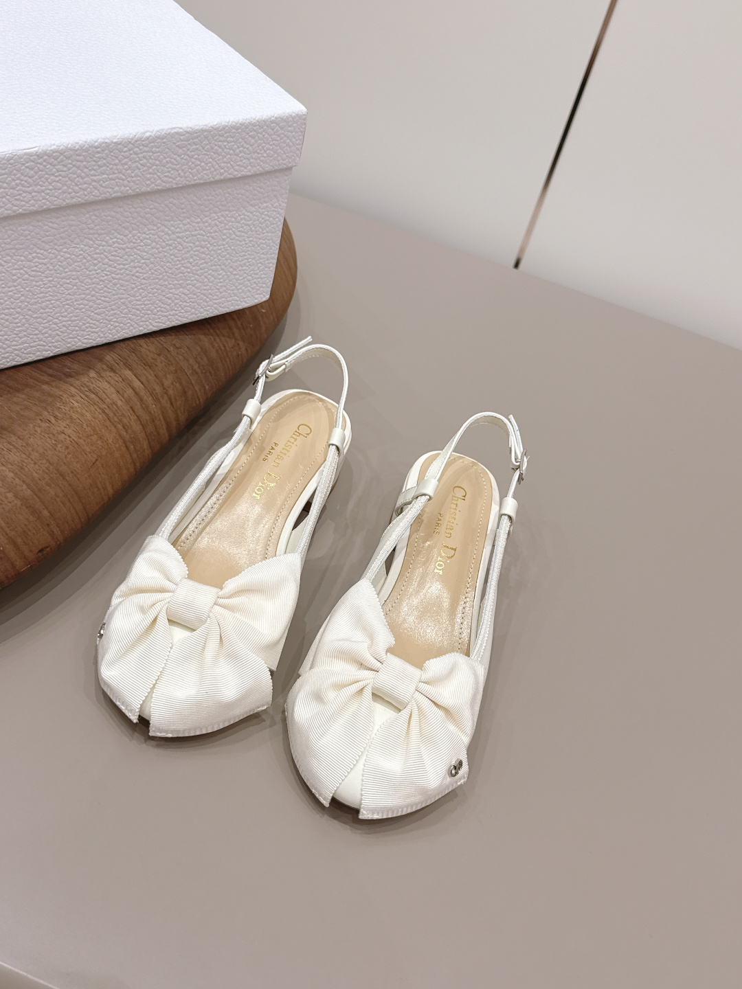 NO:787563,'Exclusive Top Version' Dior Dior 26vs Early Spring Fashion Shoes Series... [Round-toe bow-knot back empty shoes] Simple and super versatile. Perfect and luxurious on the feet, can be matched with any spring and summer clothes. The foot feels even more comfortable!  The material is a perfect replica of the original. Original disassembly and molding... Fabric original custom sheepskin/bow lining original custom sheepskin Foot pads original custom sheepskin outsole original custom leather outsole Heel height 4cm Original full set of packaging Code number 35-39 (34.40.41. Customization is non-returnable) Color: official website updated simultaneously, sandals, dior, dior, sandals, sheepskin, Leather soles19860909《独家顶级版本》  Dior迪奥26vs早春时装单鞋系列…【圆头蝴蝶结后空单鞋】 简约超级百搭. 上脚完美奢华,可任意搭配,春夏服饰. 脚感更是舒适！材质原版完美复刻. 原版拆解开模… 面料原版定制羊皮/蝴蝶结 内里原版定制羊皮 垫脚原版定制羊皮 大底原版定制真皮大底 跟高4cm 包装原版全套包装 码数35-39（34.40.41.定制不退换） 颜色:官网同步更新,凉鞋,dior,dior,sandals,sheepskin,Leather soles,Women's Shoes