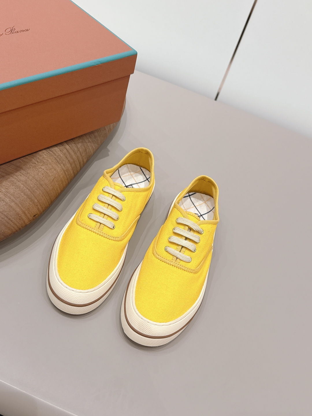 NO:787822,Couple 'Exclusive Top Version' Lor*Pian*26vs the latest spring and summer couple's casual shoes series... [Couple's Canvas Casual Shoes] - Italian high-end brand Loro Piana was founded on March 24, 2019. It is Italy's top luxury brand. It started with cashmere. It comes from Italy and pursues quality and craftsmanship, integrating innovative technology and Italian traditional style. This brand has always been very low-key, but it should be considered a dad-level presence in luxury goods.  Lp pendant loafers, there are not many shoes in mainland China, but the products are very good. Impeccable quality and luxurious materials are the pride of the Loro Piana brand, and these suede leather shoes happen to be both in one, which is impressive~ After you buy their shoes, many brands of shoes will not want to wear them. This is the evaluation of people who have worn this shoe. Wearing it for a day will not tire your feet or grind your feet. This is because of the strict requirements on the material, so you can have such a beautiful feeling...  Fabric: Original customized military canvas Lining: Original customized high-density cloth Foot: Original customized injection molding Outsole: Original open-molded TPU molded bottom Size: 35-44 (45 customized non-refundable) Packaging: Fully upgraded packaging Color: Official website updated simultaneously, casual shoes/sports shoes, loro piana, loro piana, loafers, sneakers19860909情侣《独家顶级版本》 Lor*Pian*26vs春夏最新情侣休闲鞋系列……【情侣帆布休闲鞋】 ——意大利高级品牌Loro Piana创立于194月24日,是意大利顶级奢侈品牌,以羊绒起家, 来自意大利的它追求质量和手工,融创新技术与意大利传统风格为一体.这个牌子一直很低调,但是在奢侈品里应该也算是爸爸级的存在, Lp吊坠乐福鞋,的鞋子一共在大陆也没开几家,但东西却非常好.无可挑剔的品质和奢华的材质是Loro Piana品牌的骄傲,而这款绒面革单鞋恰好集两者于一身,令人印象深刻～当你买过它家的鞋子后,很多牌子的鞋子都不想穿了,这是穿过这款鞋的人对其的评价,穿一天不会累脚也不会磨脚,这就是对材质的要求苛刻,才会有这般美好的感觉…… 面料: 原版定制军工帆布 内里: 原版定制高密度布 垫脚: 原版定制注塑成型 大底: 原版开模TPU成型底 码数: 35-44（45定制不退换） 包装:全面升级包装 颜色:官网同步更新,休闲鞋/运动鞋,loro piana,loro piana,loafers,sneakers,Women's Shoes