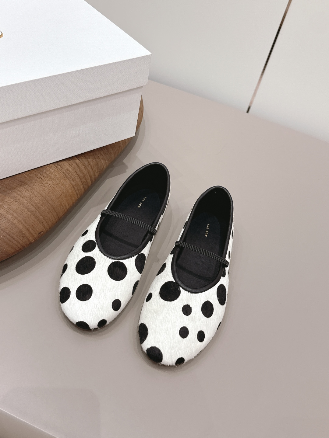 NO:787548,: 'Exclusive top version' THE ROW niche trendy brand 26 vs early spring new shoe series... [Round-toe flat shoes] The original version has better comfort and wrapping than the original version. It is full of personality and easy to match with various styles of clothes... Fabric: Original customized horse hair Lining: Original customized sheepskin Foot pads: Original customized sheepskin Outsole: Original customized combination sole Heel height: 0.8cm Packaging: Original full set of packaging,  Size: 35-39 (40. Customized and non-refundable) Color official website updated simultaneously, ballet shoes, sheepskin19860909: 《独家顶级版本》 THE ROW小众潮牌26vs早春新款单鞋系列……【圆头平底单鞋】 原版一比一打造舒适度、包裹性都比较好.个性十足,很好驾驭各种风格衣服搭配…… 面料: 原版定制马毛 内里: 原版定制羊皮 垫脚: 原版定制羊皮 大底: 原版定制组合底 跟高: 0.8cm 包装:原版全套包装, 码数:35-39（40.定制不退换） 颜色官网同步更新,芭蕾舞鞋,sheepskin,Women's Shoes