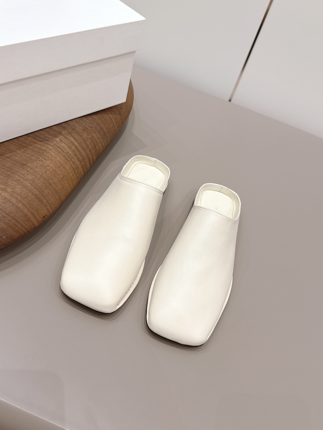 NO:787818,: 'Exclusive top version' THE ROW niche trendy brand 26 vs early spring new shoe series... [Square-toe half-slip shoes] The original version has better comfort and wrapping than the original version. It is full of personality and easy to match with various styles of clothes... Fabric: Original customized cowhide Lining: Original customized sheepskin Foot pads: Original customized sheepskin Outsole: Original customized genuine leather sole Heel height: 0.8cm Packaging: Original full set of packaging,  Number of yards: 35-39 (40. Customization is non-returnable) Colors are updated simultaneously on the official website, half drag, cowhide, sheepskin19860909: 《独家顶级版本》 THE ROW小众潮牌26vs早春新款单鞋系列……【方头半拖单鞋】 原版一比一打造舒适度、包裹性都比较好.个性十足,很好驾驭各种风格衣服搭配…… 面料: 原版定制牛皮 内里: 原版定制羊皮 垫脚: 原版定制羊皮 大底: 原版定制真皮底 跟高: 0.8cm 包装:原版全套包装, 码数:35-39（40.定制不退换） 颜色官网同步更新,半拖,cowhide,sheepskin,Women's Shoes