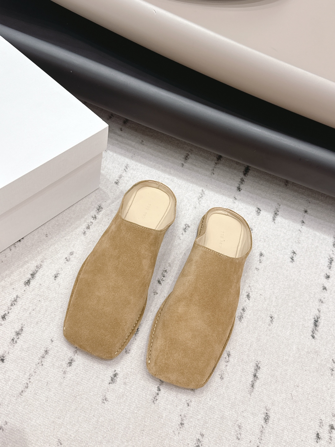 NO:787820,: 'Exclusive top version' THE ROW niche trendy brand 26 vs early spring new shoe series... [Square-toe half-slip shoes] The original version has better comfort and wrapping than the original version. It is full of personality and is easy to match with various styles of clothes... Fabric: Original customized cowboy Lining: Original customized sheepskin Foot pads: Original customized sheepskin Outsole: Original customized genuine leather sole Heel height: 0.8cm Packaging: Original full set of packaging,  Number of yards: 35-39 (40. Customization is non-refundable) Colors are updated simultaneously on the official website, half drag, sheepskin19860909: 《独家顶级版本》 THE ROW小众潮牌26vs早春新款单鞋系列……【方头半拖单鞋】 原版一比一打造舒适度、包裹性都比较好.个性十足,很好驾驭各种风格衣服搭配…… 面料: 原版定制牛猄 内里: 原版定制羊皮 垫脚: 原版定制羊皮 大底: 原版定制真皮底 跟高: 0.8cm 包装:原版全套包装, 码数:35-39（40.定制不退换） 颜色官网同步更新,半拖,sheepskin,Women's Shoes