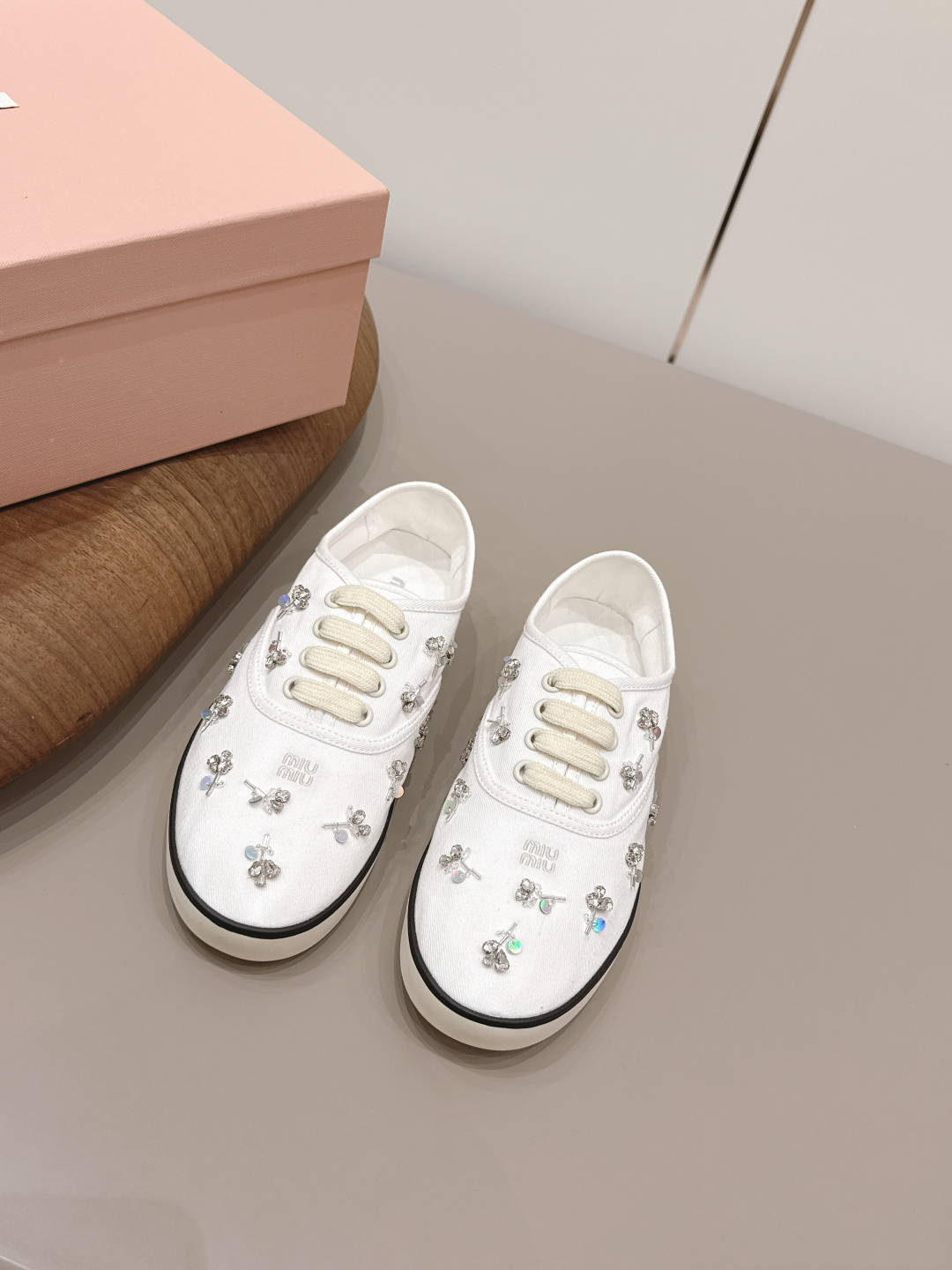 NO:787824,'Exclusive top version' Miu Miu 2026 vs early spring's latest popular casual shoe series... [Round-toe canvas casual shoes] Miu Miu's latest popular style Avant-garde and bold design, Miu Miu style is integrated into the simple lines of this thick-soled canvas sneaker, with unique logos on the tongue and back, embellished with retro design, adding iconic elements!  The thick sole design defines the avant-garde modern style. The fabric is original customized military canvas/drilled flower craft. The inner lining is original customized breathable muslin. The foot pad is original customized breathable muslin. The outsole is original open molded TPU molded bottom. Packaging. Original full set of packaging. Number of yards: 35-39 (40. Customized, non-refundable). Color official website updated simultaneously, casual shoes/sports shoes, miumiu, sneakers19860909《独家顶级版本》 缪缪miumiu2026vs早春最新爆款休闲鞋系列……【圆头帆布休闲鞋】  miumiu最新爆款 前卫大胆的设计,Miu Miu风格融于此款厚底帆布运动鞋的简约线条, 别致徽标饰于鞋舌与背面,点缀复古设计,平添标志性元素！厚底设计定义前卫的现代风格 面料原版定制军工帆布/钻花工艺 内里原版定制透气细布 垫脚原版定制透气细布 大底原版开模TPU成型底 包装原版全套包装 码数35-39（40.定制不退换） 颜色官网同步更新,休闲鞋/运动鞋,miumiu,sneakers,Women's Shoes