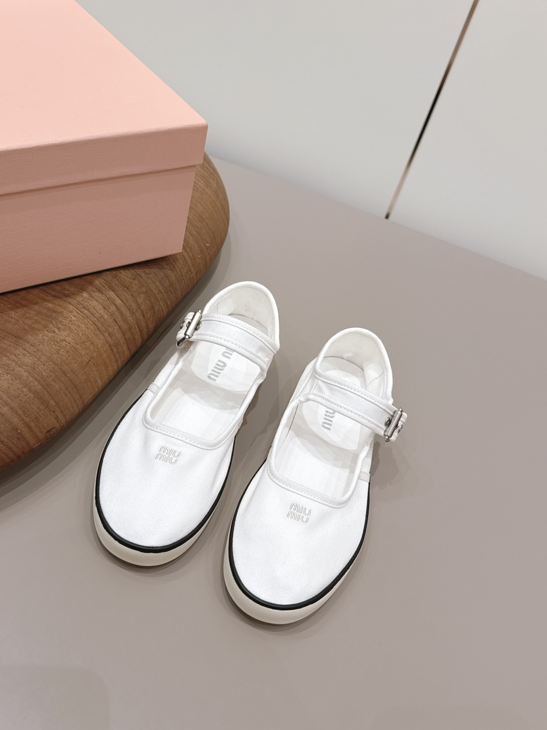 NO:787826,'Exclusive top version' Miu Miu 2026 vs early spring's latest popular casual shoe series... [Round-toe canvas casual shoes] Miu Miu's latest popular style Avant-garde and bold design, Miu Miu style is integrated into the simple lines of this thick-soled canvas sneaker, with unique logos on the tongue and back, embellished with retro design, adding iconic elements!  The thick sole design defines the avant-garde modern style. The fabric is original customized military canvas. The inner lining is original customized breathable muslin. The foot pad is original customized breathable muslin. The outsole is original molded TPU molded bottom. Packaging. Original full set of packaging. Number of yards: 35-39 (40. Customized, non-refundable). Color official website updated simultaneously, casual shoes/sports shoes, miumiu, sneakers19860909《独家顶级版本》 缪缪miumiu2026vs早春最新爆款休闲鞋系列……【圆头帆布休闲鞋】  miumiu最新爆款 前卫大胆的设计,Miu Miu风格融于此款厚底帆布运动鞋的简约线条, 别致徽标饰于鞋舌与背面,点缀复古设计,平添标志性元素！厚底设计定义前卫的现代风格 面料原版定制军工帆布 内里原版定制透气细布 垫脚原版定制透气细布 大底原版开模TPU成型底 包装原版全套包装 码数35-39（40.定制不退换） 颜色官网同步更新,休闲鞋/运动鞋,miumiu,sneakers,Women's Shoes