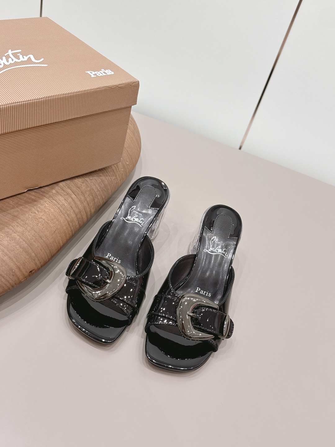 NO:787553,'Exclusive Top Version' Christian louboutin2026vs spring and summer latest fashion sandals series... [Round-toe transparent heel sandals] Original quality  Authentic European style, perfect for wearing with this shoe, elegant and crystal clear. Regardless of the materials of various accessories, they are all customized one by one. You must go to get the original version. The entire series is full of exciting and exciting combinations of elements. The texture of different materials and the expression of textured surfaces have a strong artistic atmosphere... Upper: Original customized patent leather. Inner: Original customized sheepskin. Feet:  Original customized sheepskin outsole: Original customized genuine leather outsole Heel height: 7.5cm Packaging: Original full set of packaging Size: 35-39 (34.40.41.42.43. Customization is not returnable) Color: Official website updated simultaneously, high heels and slippers, sandals, high heels, slippers, sheepskin, Leather soles19860909《独家顶级版本》 Christian louboutin2026vs春夏最新时装凉鞋系列……【圆头透明跟凉拖】 原单品质 原汁原味的欧式风格,上脚非常完美穿搭上配此鞋,优雅大方,晶莹剔透,无论种各配件材质,都是家独一比一定制,必到做原版零距离,整系个列都充了满令兴人奋意和外的元结素合,不同材的质,肌的理面的料表现,具有极的浓艺术气息…… 鞋面: 原版定制漆皮 内里: 原版定制羊皮 垫脚: 原版定制羊皮 大底: 原版定制真皮大底 跟高: 7.5cm 包装: 原版全套包装 码数: 35-39(34.40.41.42.43.定制不退换) 颜色: 官网同步更新,高跟鞋拖鞋,sandals,high heels,slippers,sheepskin,Leather soles,Women's Shoes