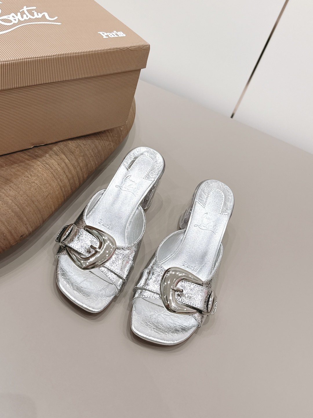 NO:787555,'Exclusive Top Version' Christian louboutin2026vs spring and summer latest fashion sandals series... [Round-toe transparent heel sandals] Original quality  Authentic European style, the upper foot is perfect to wear with this shoe. It is elegant and crystal clear. Regardless of the materials of the accessories, they are all customized one by one. You must go to get the original version. The whole series is full of exciting and external elements. The texture of different materials and the expression of texture and texture have a strong artistic atmosphere... Upper: Original customized sheepskin Lining: Original customized sheepskin Feet:  Original customized sheepskin outsole: Original customized genuine leather outsole Heel height: 7.5cm Packaging: Original full set of packaging Size: 35-39 (34.40.41.42.43. Customization is not returnable) Color: Official website updated simultaneously, high heels and slippers, sandals, high heels, slippers, sheepskin, Leather soles19860909《独家顶级版本》 Christian louboutin2026vs春夏最新时装凉鞋系列……【圆头透明跟凉拖】 原单品质 原汁原味的欧式风格,上脚非常完美穿搭上配此鞋,优雅大方,晶莹剔透,无论种各配件材质,都是家独一比一定制,必到做原版零距离,整系个列都充了满令兴人奋意和外的元结素合,不同材的质,肌的理面的料表现,具有极的浓艺术气息…… 鞋面: 原版定制羊皮 内里: 原版定制羊皮 垫脚: 原版定制羊皮 大底: 原版定制真皮大底 跟高: 7.5cm 包装: 原版全套包装 码数: 35-39(34.40.41.42.43.定制不退换) 颜色: 官网同步更新,高跟鞋拖鞋,sandals,high heels,slippers,sheepskin,Leather soles,Women's Shoes