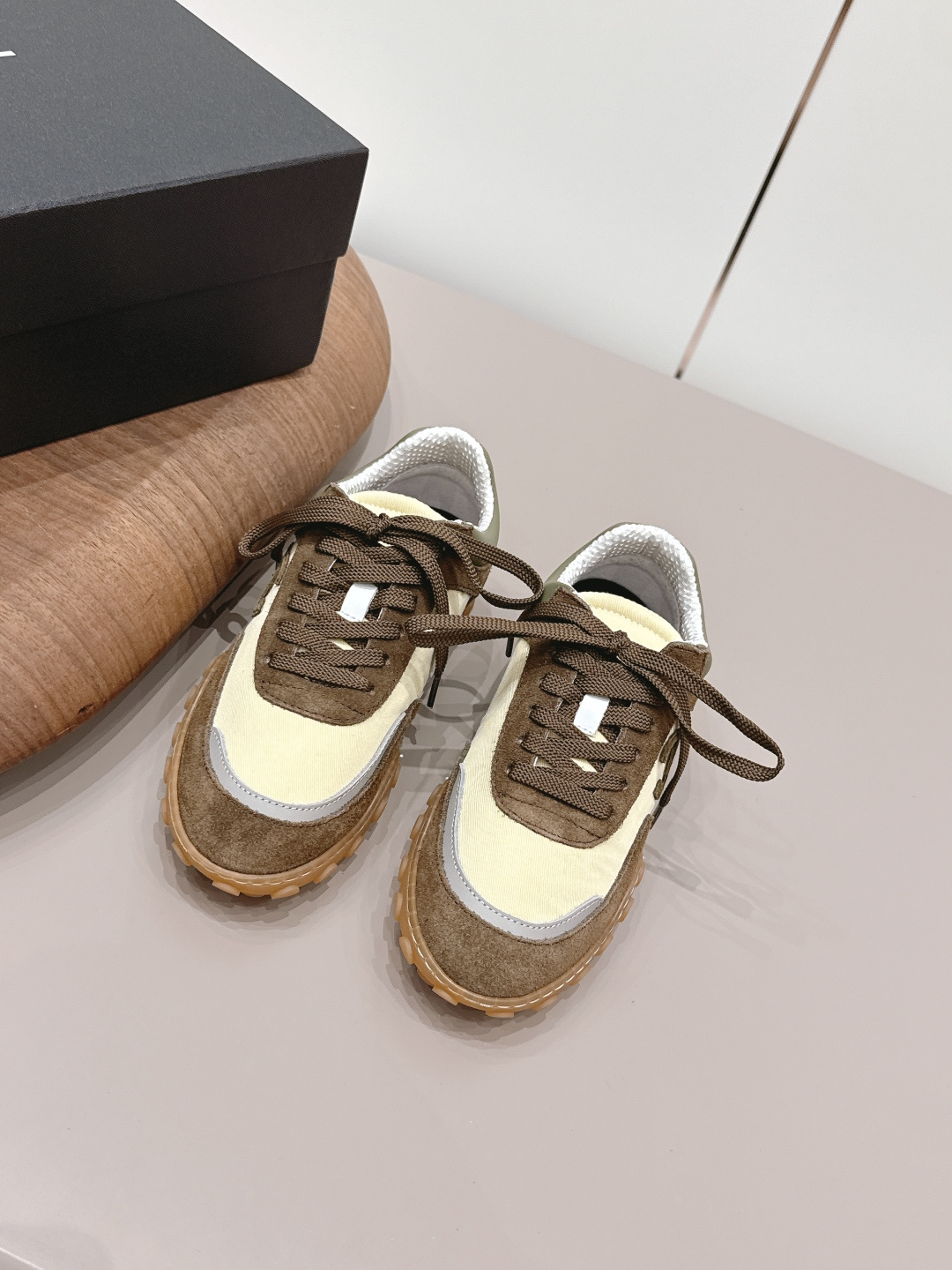 NO:787832,: 'Exclusive top version' Xiaoxiang C's 2026 vs early spring latest hot casual series... [Round-toe color-blocking casual shoes] Fairy style, the latest color-blocking is amazing, irresistible, the latest biscuit shoes are currently super popular color casual shoes, the Internet celebrity Xiaohongshu is crazy about hot recommendations, and the silly and cute style has a retro flavor!  The shape is special, very recognizable, slim and long legs, absolutely powerful, very comfortable to wear, good appearance, comfortable, and heightening. I must recommend it to everyone, the main feature of this year's series, minimalist style... Fabric: Original customized cowhide/military canvas Lining: Original customized breathable mesh Feet: Original customized injection molding Outsole: Original open-molded TPU molded bottom Size: 35-39 (40. Customization is not returnable)  Packaging: original full set of packaging Color: official website updated simultaneously, casual shoes/sports shoes, chanel, sneakers19860909: 《独家顶级版本》  小香C家2026vs早春最新火爆休闲系列…【圆头拼色休闲鞋】  仙女款,最新的拼色绝了,无法抗拒,最新饼干鞋目前超级流行的彩色休闲鞋,网红明星小红书狂追热推 发售蠢萌可爱的造型带了点复古味！ 造型特殊,很有辨识度, 显瘦显腿长,绝对实力派,穿上也很舒服,高颜值 舒适,增高 一定要推荐给大家,今年系列的主打, 极简的风格…… 面料: 原版定制牛猄/军工帆布 内里: 原版定制透气网 垫脚: 原版定制注塑成型 大底: 原版开模TPU成型底 码数: 35-39（40.定制不退换） 包装:原版全套包装 颜色:官网同步更新,休闲鞋/运动鞋,chanel,sneakers,Women's Shoes