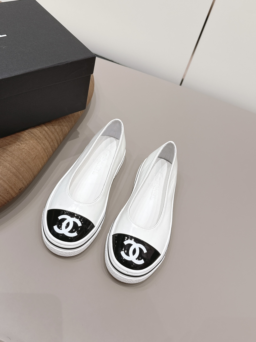 NO:787828,: 'Exclusive top version' CHANE*L Xiaoxiang 2026 vs the latest shoe series in the early spring counter... [Round-toe thick-soled shoes] Ms. Chanel loves simple and irresistible styles. The combination shows a unique dressing style, free mix and match to shine in place and follow the fashionable pace of Grandma Tongxiang!  !  !  The top-notch craftsmanship and texture are perfectly presented. No matter any details, you can compare them with the counters. You can enter and exit the counters at will with the best quality goods!  !  Fabric: Original customized sheepskin/printing process Lining: Original customized sheepskin Foot: Original customized sheepskin Outsole: Original molded flat bottom Bottom thickness: 3cm Size: 35-39 (40. Customization is non-returnable) Packaging: Original full set of packaging Color: Official website updated simultaneously, single shoes Mary Jane, chanel, chanel, mary jane, sheepskin19860909: 《独家顶级版本》  CHANE*L小香2026vs早春专柜最新单鞋系列……【圆头厚底单鞋】  香奈儿女士钟爱简约又难以抗拒系 搭配展现与众不同的穿搭风格、自由混搭闪耀到位跟紧香奶奶时尚步伐！！！ 顶级工艺质感完美呈现,无论任何细节均可对比专柜,最好级别的顶级货,随意进出专柜！！ 面料: 原版定制羊皮/打印工艺 内里: 原版定制羊皮 垫脚: 原版定制羊皮 大底: 原版开模底平 底厚: 3cm 码数: 35-39（40.定制不退换） 包装: 原版全套包装 颜色: 官网同步更新,单鞋玛丽珍,chanel,chanel,mary jane,sheepskin,Women's Shoes