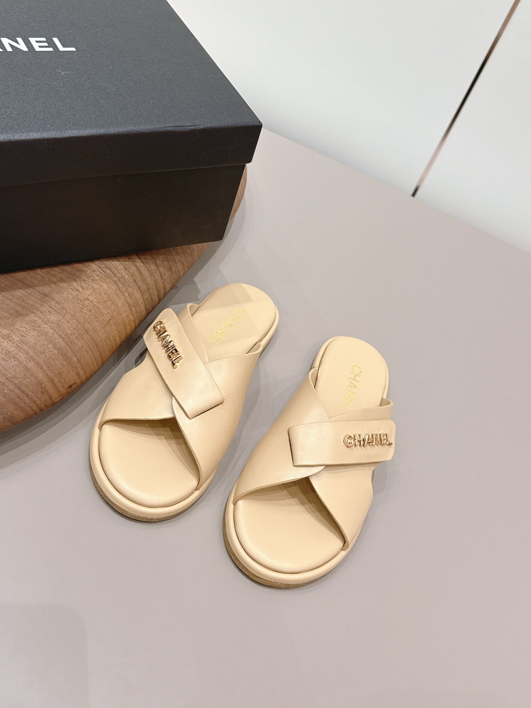 NO:787546,'Exclusive top version' CHANE*L Xiaoxiang 2026 vs early spring popular sandals series... [Round-head letter buckle sandals] Customized leather surface, color, customized unique leather strapping complex craftsmanship, Milan catwalk main recommendation, super hot. High-end handmade series, really beautiful!  The upper foot is super good-looking, playful and high-end, the thick sole adds height and is versatile, a must-have in summer... The fabric is original customized cowhide/letter buckle, the lining is original customized sheepskin, the foot pad is original customized sheepskin, the outsole is original molded non-slip and wear-resistant sole, the packaging is the original full set of packaging.19860909《独家顶级版本》 CHANE*L小香2026vs早春爆款凉鞋系列……【圆头字母扣凉拖】 定制皮面、颜色、定制独特的穿皮条复杂工艺、米兰走秀主推款,超火爆. 高级手工系列,真的太美了！上脚超级好看,俏皮又高级,厚底增高百搭 夏日必备…… 面料原版定制牛皮/字母扣 内里原版定制羊皮 垫脚原版定制羊皮 大底原版开模防滑耐磨底 包装原版全套包装 码数35-39（40.41.42.43定制不退换） 颜色官网同步更新,拖鞋,chanel,sandals,slippers,cowhide,sheepskin,Women's Shoes