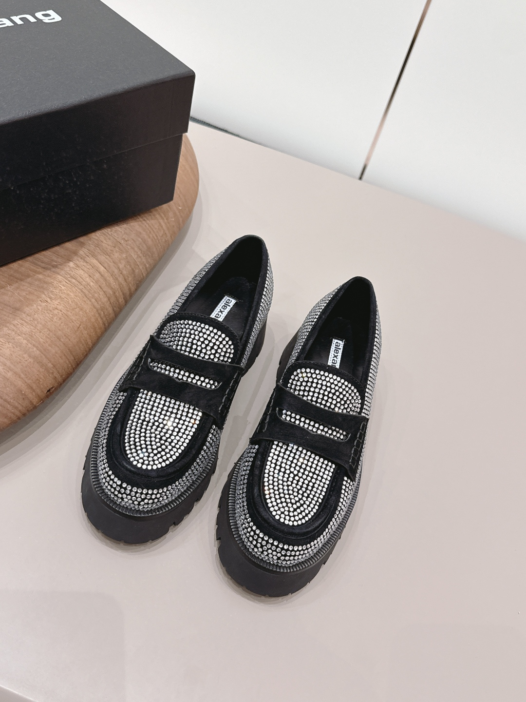 NO:787561,: [Exclusive top version] A*lexander~ Wang Alexander · Wang 2026 vs spring and summer thick-soled loafers series... [Round-toe thick-soled loafers] The latest model is synchronized with the official website, the highest version in the counter is top quality, the platform thick sole is full of fashion, comfortable round-toe design, pure cowhide material, thick and full, the latest exclusive layout for autumn and winter, market exclusive original packaging, original leather bag!  You must have a pair of king loafers this autumn and winter... Upper: original customized cowhide/hot diamond process Foot pads: original customized sheepskin Outsole: original molded foam thick sole Code number: 35-39 (40 customized non-returnable) Packaging: original full set of packaging Color: official website updated simultaneously, loafers, alexander wang, loafers, cowhide, sheepskin19860909:【独家顶级版本】  A*lexander~ Wang亚力山大 ·王2026vs春夏厚底乐福鞋系列……【圆头厚底乐福鞋】 官网同步最新款,专柜最高版本顶级品质,松糕厚底时髦感十足,舒适的圆头设计,纯牛皮材质,敦厚饱满,秋冬最新款独家版面,市场独家原单包装,原单贴皮布袋！这个秋冬季必须拥有一双大王乐福鞋…… 鞋面: 原版定制牛猄/烫钻工艺 垫脚: 原版定制羊皮 大底: 原版开模发泡厚底 码数: 35-39（40定制不退换） 包装: 原版全套包装 颜色:官网同步更新,乐福鞋,alexander wang,loafers,cowhide,sheepskin,Women's Shoes