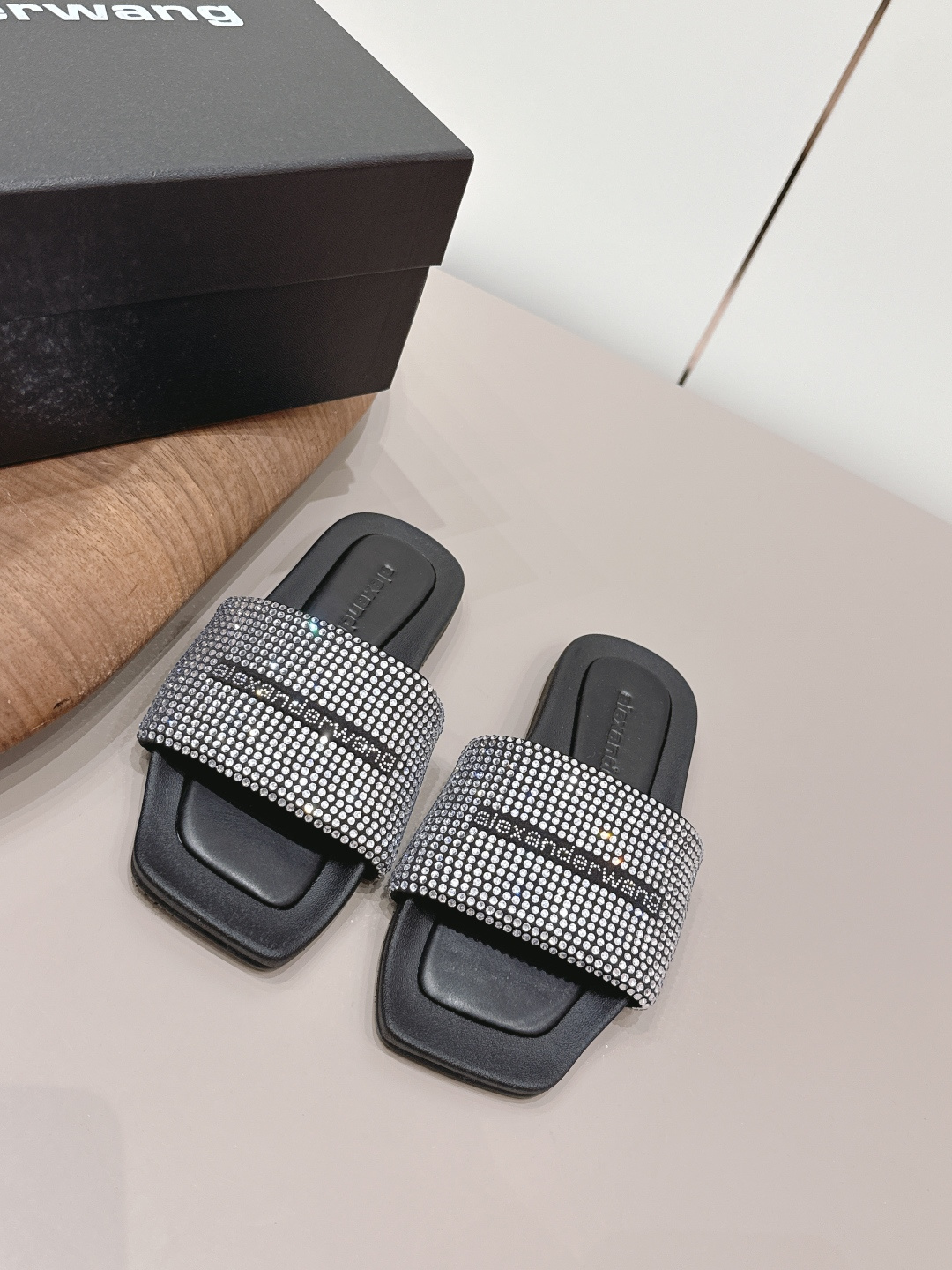 NO:787559,: [Exclusive top version] A*lexander~ Wang Alexander · Wang's latest hot-selling series for spring and summer 2025... [Square toe hot diamond sandals] Synchronized with the slippers counter, market exclusive original packaging, original leather bag!  You must have a pair of king shoes this summer... Upper: Original customized cashmere hot-drilling process Foot pads: Original customized sheepskin Outsole: Original molded foam sole Sole thickness: 2.5cm Size: 35-39 (40. Customization is non-refundable) Packaging: Original full set of packaging Color: Official website updated simultaneously, slippers, alexander wang, slippers, sheepskin19860909:【独家顶级版本】 A*lexander~ Wang亚力山大 ·王2025春夏最新爆款系列……【方头烫钻凉拖】 拖鞋专柜同步,市场独家原单包装,原单贴皮布袋！这个夏季必须拥有一双大王鞋子…… 鞋面: 原版订制羊绒烫钻工艺 垫脚: 原版定制羊皮 大底: 原版开模发泡成型底 底厚: 2.5cm 码数: 35-39（40.定制不退换） 包装: 原版全套包装 颜色:官网同步更新,拖鞋,alexander wang,slippers,sheepskin,Women's Shoes