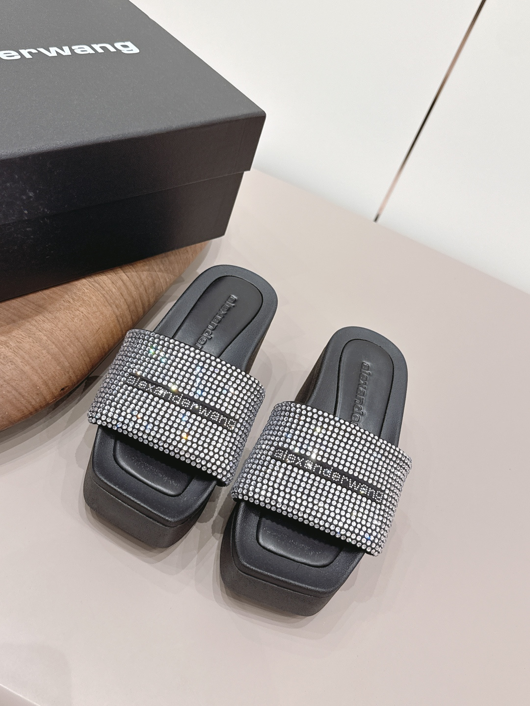 NO:787557,: [Exclusive top version] A*lexander~ Wang Alexander · Wang's latest hot-selling series for spring and summer 2025... [Thick-soled hot-drilled sandals] Synchronized with the slippers counter, market exclusive original packaging, original leather bag!  You must have a pair of king shoes this summer... Upper: original customized cashmere hot-drilling process Foot pads: original customized sheepskin Outsole: original molded foam sole Bottom thickness: 6cm in front and 10cm in back Size: 35-39 (40. Customized non-returnable) Packaging: Original full set of packaging Color: official website updated simultaneously, slippers, alexander wang, slippers, sheepskin19860909:【独家顶级版本】 A*lexander~ Wang亚力山大 ·王2025春夏最新爆款系列……【厚底烫钻凉拖】 拖鞋专柜同步,市场独家原单包装,原单贴皮布袋！这个夏季必须拥有一双大王鞋子…… 鞋面: 原版订制羊绒烫钻工艺 垫脚: 原版定制羊皮 大底: 原版开模发泡成型底 底厚: 前6cm后10cm 码数: 35-39（40.定制不退换） 包装: 原版全套包装 颜色:官网同步更新,拖鞋,alexander wang,slippers,sheepskin,Women's Shoes