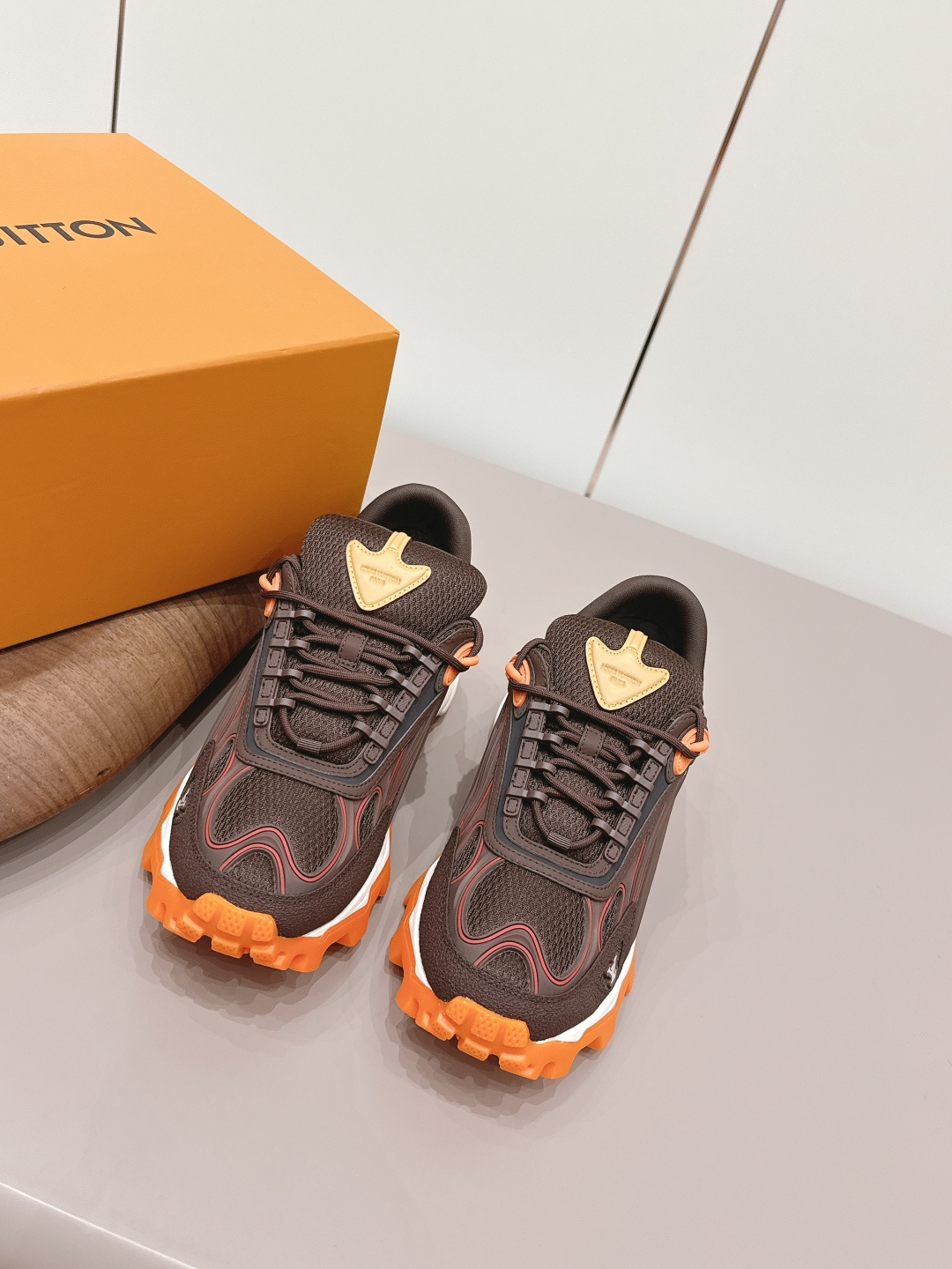 NO:787830,: Men's 'Top Exclusive First Release' [Men's thick-soled casual shoes] The LV 26 spring and summer first release is really a new style. Sisters, it looks so good on your feet. Buy the original version at the counter and develop it one-to-one. All details, materials, and quality are the same as those at the counter, and you will get the latest luxury packaging... Fabric: Original customized cowhide/Technology Network Inner: Original customized breathable mesh Foot: Original customized injection molding Outsole: Original open-molded TPU foam molding sole Packaging:  Original latest packaging Code number: 39-44 (45. Customized and non-returnable) Color: Official website updated simultaneously, casual shoes/sports shoes, louis vuitton, sneakers, cowhide19860909:男款《顶级独家首发》【男款厚底休闲鞋】  LV 26春夏首发真的又是新一款王炸新款,姐妹们,上脚太好看啦专柜购买原版一比一开发,所有细节,材料,品质,跟专柜无区别,再送豪华最新大包装…… 面料: 原版定制牛皮/科技网 内里: 原版定制透气网 垫脚: 原版定制注塑成型 大底: 原版开模TPU发泡成型底 包装: 原版最新包装 码数: 39-44（45.定制不退换） 颜色:官网同步更新,休闲鞋/运动鞋,louis vuitton,sneakers,cowhide,Women's Shoes