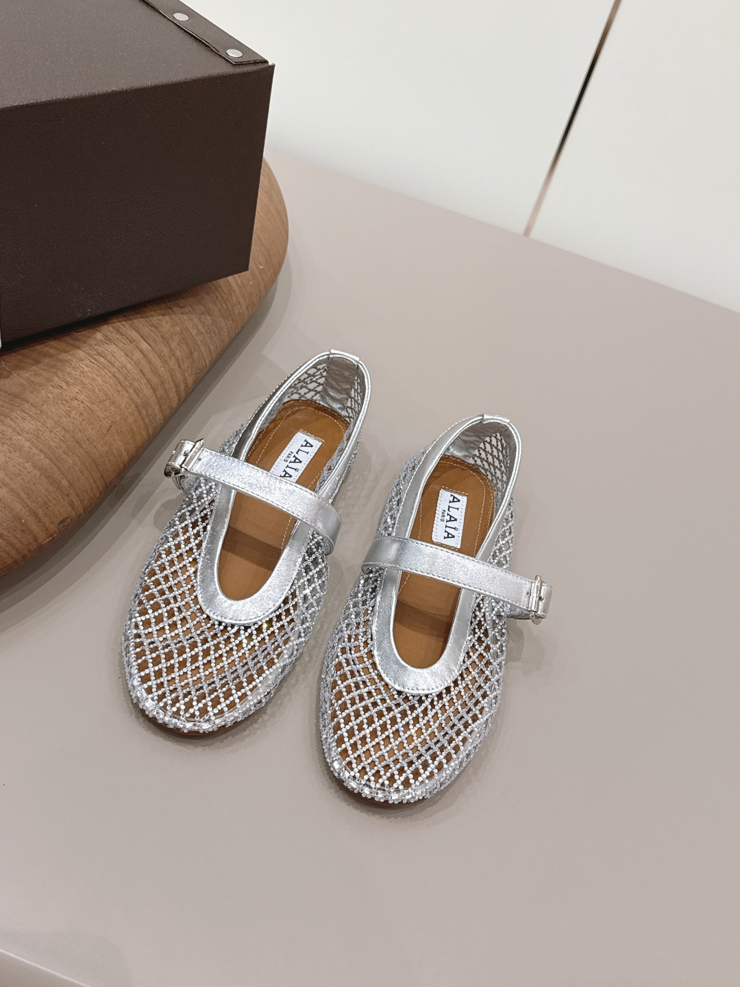 NO:787519,'Exclusive top version' ALAIA niche 2026 vs early spring's latest popular shoe series... [Round-toe mesh diamond flat shoes] Alaia has another sexy side. With different styles, different styles can be easily controlled, whether jeans, suit pants, or pleated skirts, it can upgrade your outfit to fashion, elegance and excellence... Fabric original custom sheepskin/custom mesh hot-drilling process Original custom sheepskin lining Original custom sheepskin outsole Original molded non-slip sole  Heel height 0.8cm, size 35-39 (customized on 40.41.42), original full set of packaging, colors updated simultaneously on the official website, single shoes, alaia, skirts, jeans, business suit, sheepskin19860909《独家顶级版本》 ALAIA小众2026vs早春最新爆款单鞋系列……【圆头网钻平底单鞋】 阿莱娅还有另外性感的一面 配上不同款式,不同风格都能轻松驾驭,无论牛仔裤,西装裤,还是百褶裙,都能将你的穿搭提升到时尚,优雅和卓越之中… 面料原版定制羊皮/定制网烫钻工艺 内里原版定制羊皮 垫脚原版定制羊皮 大底原版开模防滑底 跟高0.8cm 码数35-39（40.41.42.定制） 包装原版全套包装 颜色官网同步更新,单鞋,alaia,skirts,jeans,business suit,sheepskin,Women's Shoes