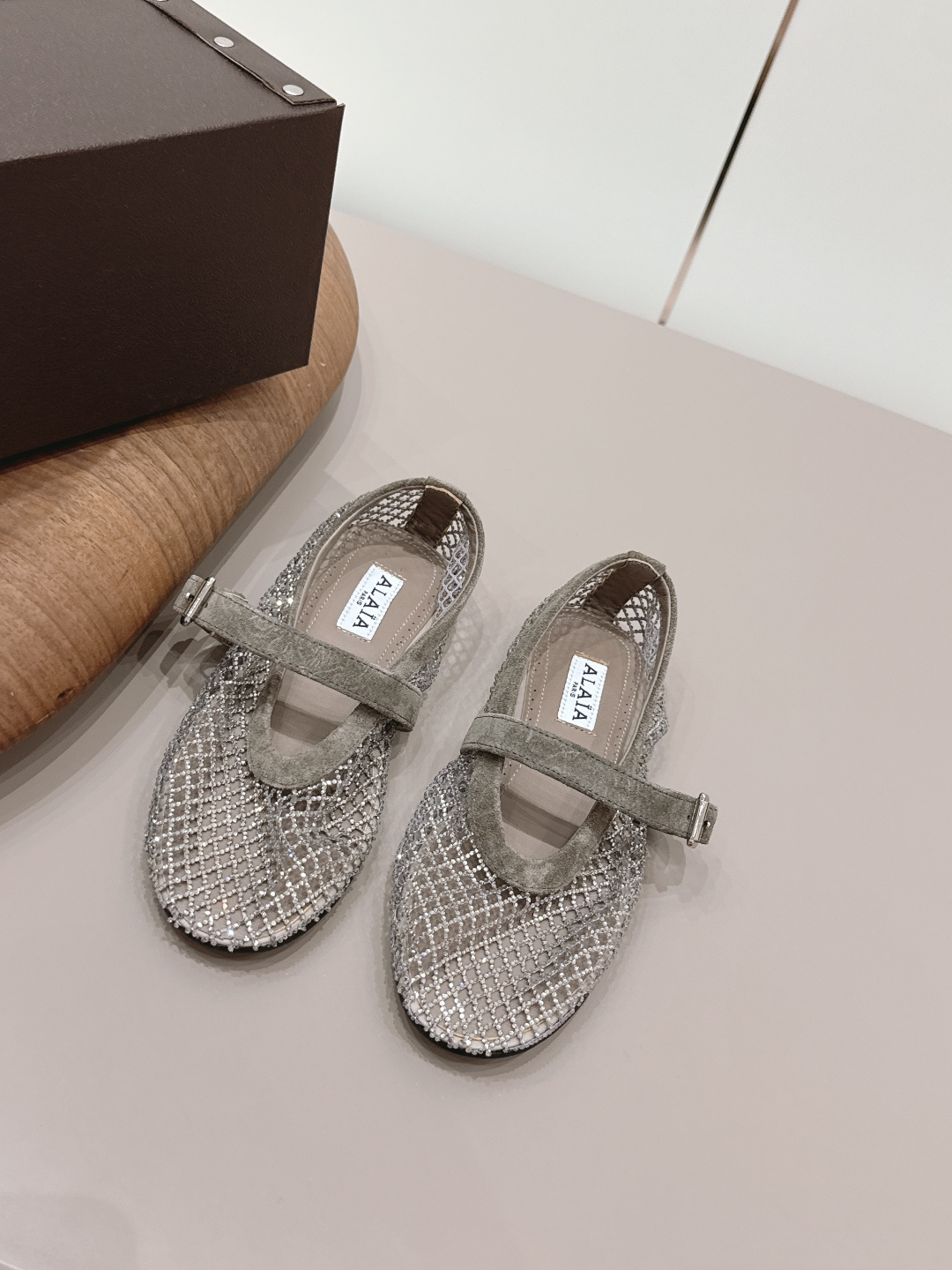 NO:787545,'Exclusive top version' ALAIA niche 2026 vs early spring's latest hot-selling shoe series... [Round-toe mesh diamond flat shoes] Alaia has another sexy side. With different styles, different styles can be easily controlled, whether jeans, suit pants, or pleated skirts, it can upgrade your outfit to fashion, elegance and excellence... Fabric original custom cashmere/custom mesh hot-drilling process Original custom sheepskin lining Original custom sheepskin outsole Original molded non-slip sole  Heel height 0.8cm, size 35-39 (customized on 40.41.42), original full set of packaging, colors updated simultaneously on the official website, single shoes, alaia, skirts, jeans, business suit, sheepskin19860909《独家顶级版本》 ALAIA小众2026vs早春最新爆款单鞋系列……【圆头网钻平底单鞋】 阿莱娅还有另外性感的一面 配上不同款式,不同风格都能轻松驾驭,无论牛仔裤,西装裤,还是百褶裙,都能将你的穿搭提升到时尚,优雅和卓越之中… 面料原版定制羊绒/定制网烫钻工艺 内里原版定制羊皮 垫脚原版定制羊皮 大底原版开模防滑底 跟高0.8cm 码数35-39（40.41.42.定制） 包装原版全套包装 颜色官网同步更新,单鞋,alaia,skirts,jeans,business suit,sheepskin,Women's Shoes