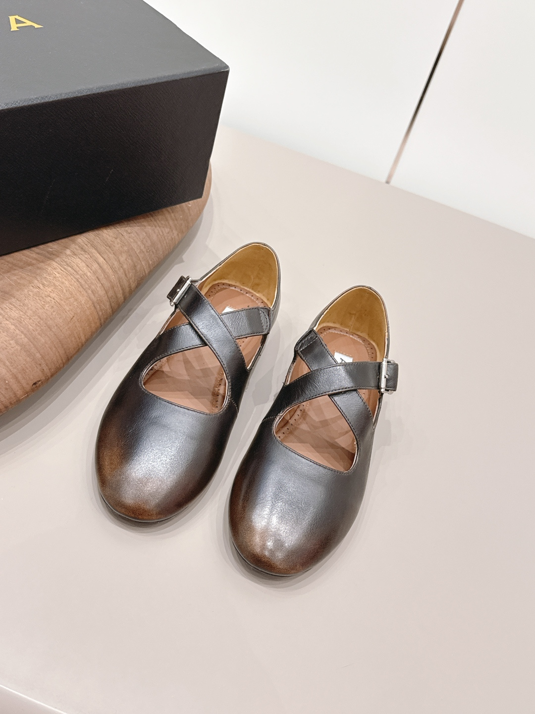 NO:787536,'Exclusive top version' ALAIA niche 2026 vs early spring latest popular shoe series... [Round-toe flat shoes] Alaia has another sexy side. With different styles, different styles can be easily controlled, whether jeans, suit pants, or pleated skirts, it can upgrade your outfit to fashion, elegance and excellence... Fabric original custom cowhide/sassafras color process Original custom sheepskin lining Original custom sheepskin outsole Original molded non-slip sole  Heel height 0.8cm, size 35-39 (customized on 40.41.42), original full set of packaging, colors updated simultaneously on the official website, single shoes, alaia, skirts, jeans, business suit, cowhide, sheepskin19860909《独家顶级版本》 ALAIA小众2026vs早春最新爆款单鞋系列……【圆头平底单鞋】 阿莱娅还有另外性感的一面 配上不同款式,不同风格都能轻松驾驭,无论牛仔裤,西装裤,还是百褶裙,都能将你的穿搭提升到时尚,优雅和卓越之中… 面料原版定制牛皮/檫色工艺 内里原版定制羊皮 垫脚原版定制羊皮 大底原版开模防滑底 跟高0.8cm 码数35-39（40.41.42.定制） 包装原版全套包装 颜色官网同步更新,单鞋,alaia,skirts,jeans,business suit,cowhide,sheepskin,Women's Shoes