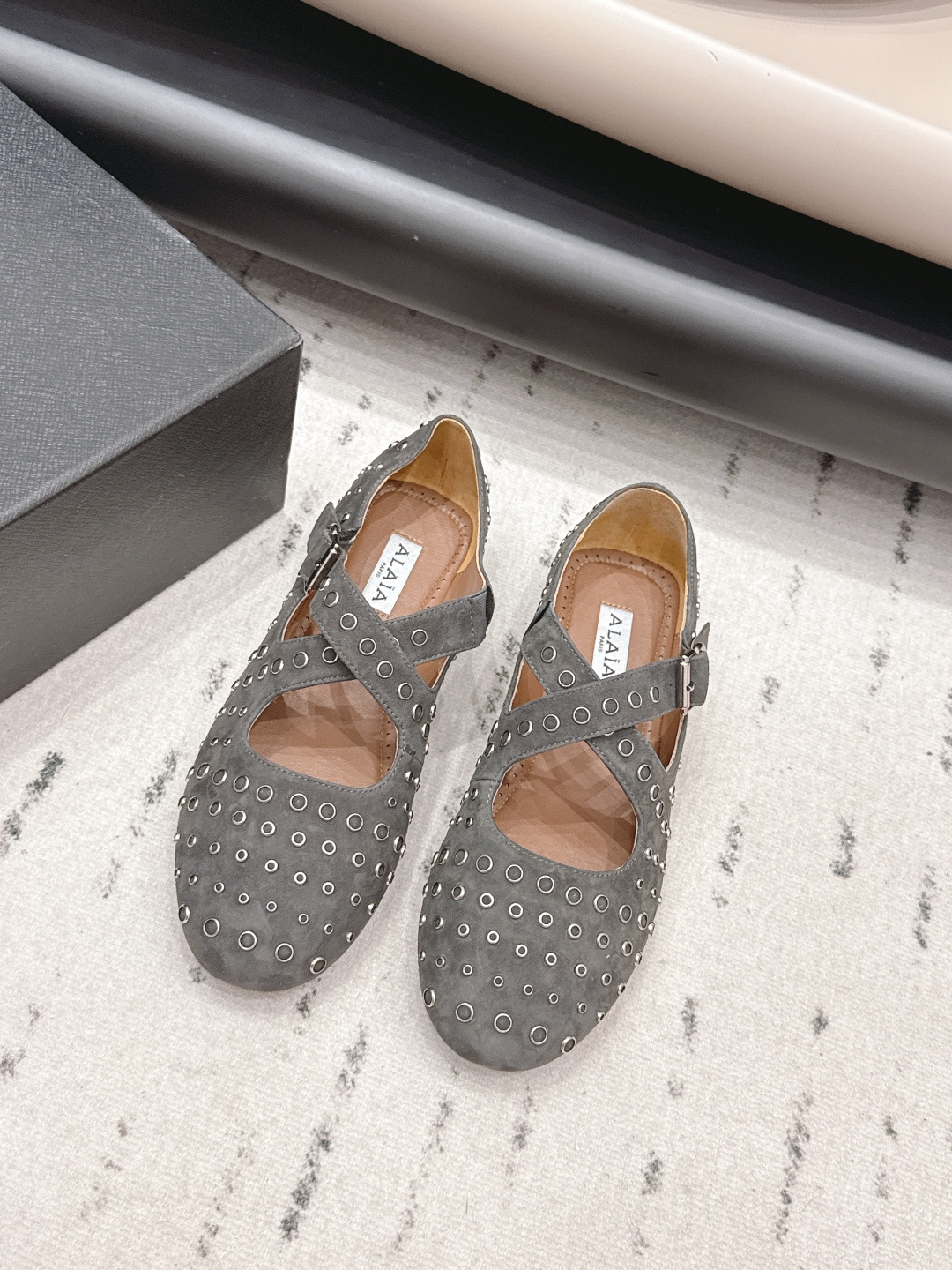 NO:787539,'Exclusive top version' ALAIA niche 2026 vs early spring latest hot shoe series... [Round-toe flat shoes] Alaia has another sexy side. With different styles, different styles can be easily controlled, whether jeans, suit pants, or pleated skirts, it can upgrade your outfit to fashion, elegance and excellence... Fabric Original custom cashmere nailing process Original custom sheepskin lining Original custom sheepskin Outsole Original open mold anti-slip sole Heel height 0.8cm  Size 35-39 (40.41.42. Customized) Original full set of packaging Color official website updated simultaneously, single shoes, alaia, skirts, jeans, business suit, sheepskin19860909《独家顶级版本》 ALAIA小众2026vs早春最新爆款单鞋系列……【圆头平底单鞋】 阿莱娅还有另外性感的一面 配上不同款式,不同风格都能轻松驾驭,无论牛仔裤,西装裤,还是百褶裙,都能将你的穿搭提升到时尚,优雅和卓越之中… 面料原版定制羊绒打钉工艺 内里原版定制羊皮 垫脚原版定制羊皮 大底原版开模防滑底 跟高0.8cm 码数35-39（40.41.42.定制） 包装原版全套包装 颜色官网同步更新,单鞋,alaia,skirts,jeans,business suit,sheepskin,Women's Shoes