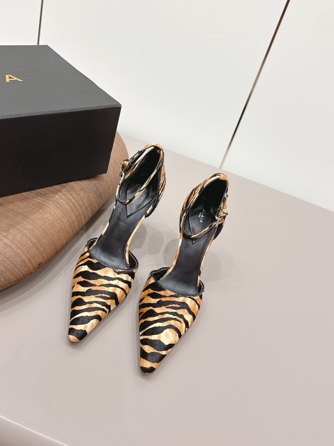 NO:787525,'Exclusive top version' ALAIA niche 2026 vs early spring's latest popular shoe series... [Pointed toe hollow shoes] Alaia has another sexy side. With different styles, different styles can be easily controlled, whether jeans, suit pants, or pleated skirts, it can upgrade your outfit to fashion, elegance and excellence... Fabric Original custom horsehair Lining original custom sheepskin Foot pads Original custom sheepskin Outsole Original custom leather sole Heel height 9.5cm  Size 35-39 (40.41.42. Customized) Original full set of packaging Color official website updated simultaneously, high heels and sandals, alaia, sandals, high heels, skirts, jeans, business suit, sheepskin19860909《独家顶级版本》 ALAIA小众2026vs早春最新爆款单鞋系列……【尖头中空单鞋】 阿莱娅还有另外性感的一面 配上不同款式,不同风格都能轻松驾驭,无论牛仔裤,西装裤,还是百褶裙,都能将你的穿搭提升到时尚,优雅和卓越之中… 面料原版定制马毛 内里原版定制羊皮 垫脚原版定制羊皮 大底原版定制真皮底 跟高9.5cm 码数35-39（40.41.42.定制） 包装原版全套包装 颜色官网同步更新,高跟鞋凉鞋,alaia,sandals,high heels,skirts,jeans,business suit,sheepskin,Women's Shoes