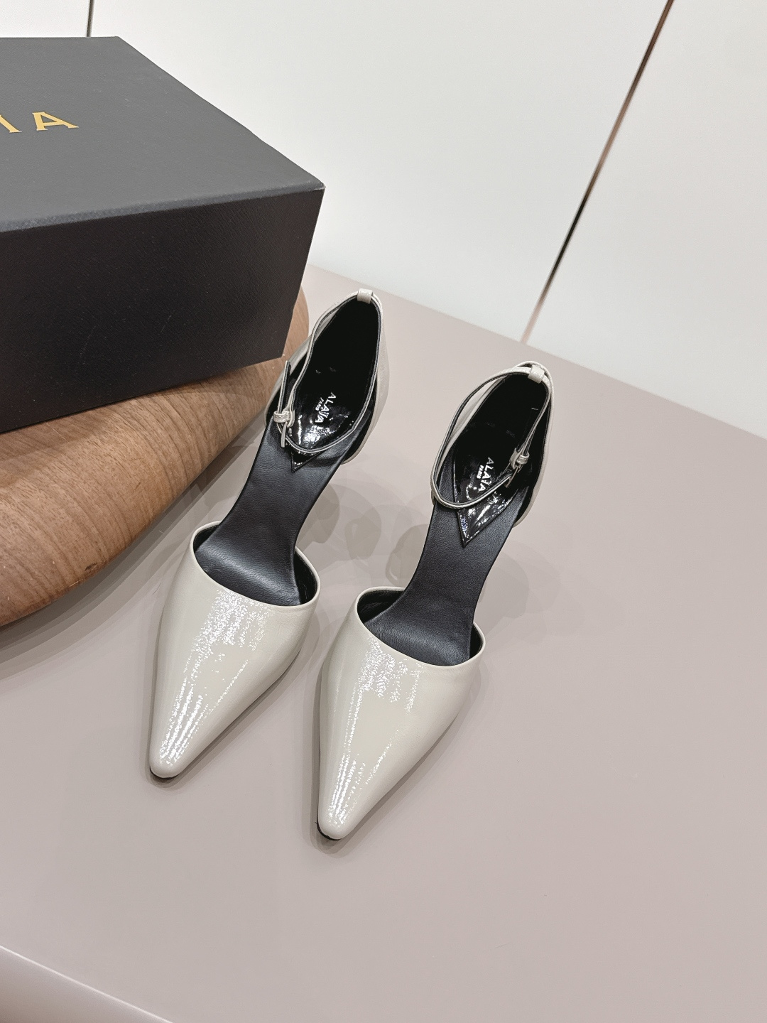 NO:787522,'Exclusive top version' ALAIA niche 2026 vs early spring latest hot shoe series... [Pointed toe hollow shoes] Alaia has another sexy side. With different styles, different styles can be easily controlled, whether jeans, suit pants, or pleated skirts, it can upgrade your outfit to fashion, elegance and excellence... Fabric original custom patent leather Lining original custom sheepskin Foot pads original custom sheepskin Outsole Original custom leather sole Heel height 9.5cm  Size 35-39 (40.41.42. Customized) Original full set of packaging Color official website updated simultaneously, high heels and sandals, alaia, sandals, high heels, skirts, jeans, business suit, sheepskin19860909《独家顶级版本》 ALAIA小众2026vs早春最新爆款单鞋系列……【尖头中空单鞋】 阿莱娅还有另外性感的一面 配上不同款式,不同风格都能轻松驾驭,无论牛仔裤,西装裤,还是百褶裙,都能将你的穿搭提升到时尚,优雅和卓越之中… 面料原版定制漆皮 内里原版定制羊皮 垫脚原版定制羊皮 大底原版定制真皮底 跟高9.5cm 码数35-39（40.41.42.定制） 包装原版全套包装 颜色官网同步更新,高跟鞋凉鞋,alaia,sandals,high heels,skirts,jeans,business suit,sheepskin,Women's Shoes