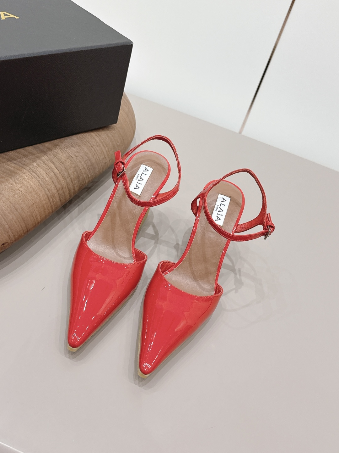 NO:787531,'Exclusive top version' ALAIA niche 2026 vs early spring latest hot shoe series... [Pointed toe wedge heel back empty shoes] Alaia has another sexy side. With different styles, different styles can be easily controlled, whether jeans, suit pants, or pleated skirts, it can upgrade your outfit to fashion, elegance and excellence... Fabric original custom patent leather Lining original custom sheepskin Foot pads original custom sheepskin Outsole Original custom leather sole Heel height 9.5cm  Size 35-39 (40.41.42. Customized) Original full set of packaging Color official website updated simultaneously, high heels and sandals, alaia, sandals, high heels, skirts, jeans, business suit, sheepskin19860909《独家顶级版本》 ALAIA小众2026vs早春最新爆款单鞋系列……【尖头坡跟后空单鞋】 阿莱娅还有另外性感的一面 配上不同款式,不同风格都能轻松驾驭,无论牛仔裤,西装裤,还是百褶裙,都能将你的穿搭提升到时尚,优雅和卓越之中… 面料原版定制漆皮 内里原版定制羊皮 垫脚原版定制羊皮 大底原版定制真皮底 跟高9.5cm 码数35-39（40.41.42.定制） 包装原版全套包装 颜色官网同步更新,高跟鞋凉鞋,alaia,sandals,high heels,skirts,jeans,business suit,sheepskin,Women's Shoes