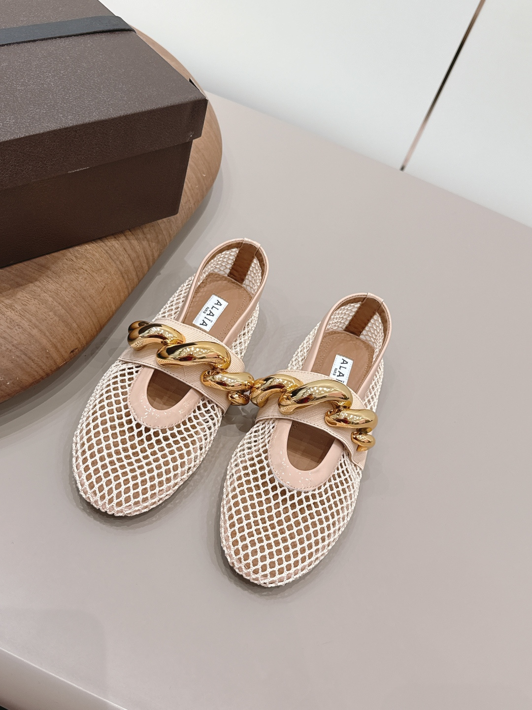 NO:787542,'Exclusive top version' ALAIA niche 2026 vs early spring latest hot shoe series... [Round-toe chain flat shoes] Alaia has another sexy side. With different styles, different styles can be easily controlled, whether jeans, suit pants, or pleated skirts, it can upgrade your outfit to fashion, elegance and excellence... Fabric Original custom patent leather/custom mesh chain process Original custom sheepskin lining Original custom sheepskin outsole Original molded non-slip sole  Heel height 0.8cm Size 35-39 (40. Customized) Original full set of packaging Color official website updated simultaneously, single shoes, alaia, skirts, jeans, business suit, sheepskin19860909《独家顶级版本》 ALAIA小众2026vs早春最新爆款单鞋系列……【圆头链条平底单鞋】 阿莱娅还有另外性感的一面 配上不同款式,不同风格都能轻松驾驭,无论牛仔裤,西装裤,还是百褶裙,都能将你的穿搭提升到时尚,优雅和卓越之中… 面料原版定制漆皮/定制网链条工艺 内里原版定制羊皮 垫脚原版定制羊皮 大底原版开模防滑底 跟高0.8cm 码数35-39（40.定制） 包装原版全套包装 颜色官网同步更新,单鞋,alaia,skirts,jeans,business suit,sheepskin,Women's Shoes