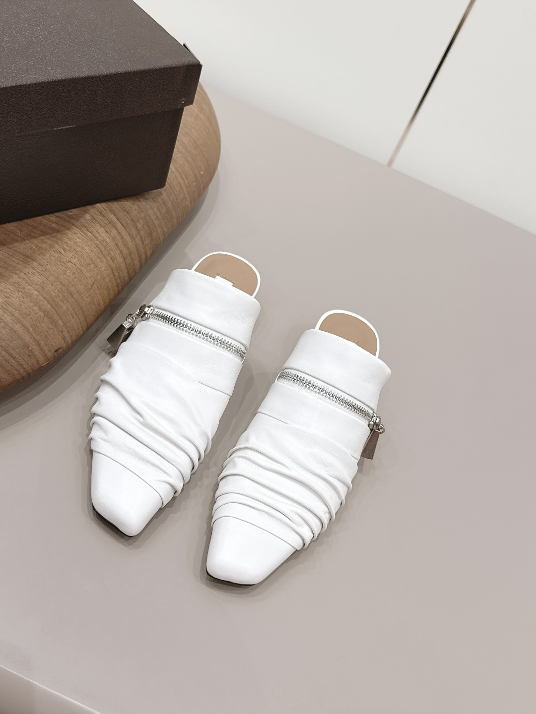 NO:787540,'Exclusive top version' ALAIA niche 2026 vs early spring's latest popular shoe series... [Square-toe half-slip shoes] Alaia has another sexy side. With different styles, different styles can be easily controlled, whether jeans, suit pants, or pleated skirts, it can upgrade your outfit to fashion, elegance and excellence... Fabric Original custom sheepskin Lining Original custom sheepskin Foot pads Original custom sheepskin Outsole Original custom leather sole Heel height 4.5cm  Code number 35-39 (40. Customized) Original full set of packaging Color official website updated simultaneously, half drag, alaia, skirts, jeans, business suit, sheepskin19860909《独家顶级版本》 ALAIA小众2026vs早春最新爆款单鞋系列……【方头半拖单鞋】 阿莱娅还有另外性感的一面 配上不同款式,不同风格都能轻松驾驭,无论牛仔裤,西装裤,还是百褶裙,都能将你的穿搭提升到时尚,优雅和卓越之中… 面料原版定制羊皮 内里原版定制羊皮 垫脚原版定制羊皮 大底原版定制真皮底 跟高4.5cm 码数35-39（40.定制） 包装原版全套包装 颜色官网同步更新,半拖,alaia,skirts,jeans,business suit,sheepskin,Women's Shoes