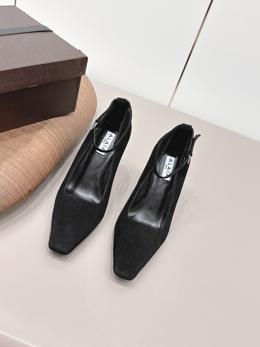 NO:787534,'Exclusive top version' ALAIA niche 2026 vs early spring latest popular shoe series... [Square-toe wedge shoes] Alaia has another sexy side. With different styles, different styles can be easily controlled, whether jeans, suit pants, or pleated skirts, it can upgrade your outfit to fashion, elegance and excellence... Fabric Original custom sheepskin Lining Original custom sheepskin Foot pads Original custom sheepskin Outsole Original custom leather sole Heel height 10.5cm  Size 35-39 (40. Customized) Original full set of packaging Color official website updated simultaneously, high heels, alaia, high heels, skirts, jeans, business suit, sheepskin19860909《独家顶级版本》 ALAIA小众2026vs早春最新爆款单鞋系列……【方头坡跟单鞋】 阿莱娅还有另外性感的一面 配上不同款式,不同风格都能轻松驾驭,无论牛仔裤,西装裤,还是百褶裙,都能将你的穿搭提升到时尚,优雅和卓越之中… 面料原版定制羊皮 内里原版定制羊皮 垫脚原版定制羊皮 大底原版定制真皮底 跟高10.5cm 码数35-39（40.定制） 包装原版全套包装 颜色官网同步更新,高跟鞋,alaia,high heels,skirts,jeans,business suit,sheepskin,Women's Shoes